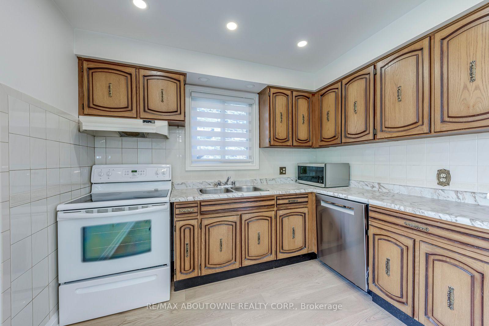 Photo 22 of 3065 Silverthorn Drive, Oakville, Bronte — HOMEH