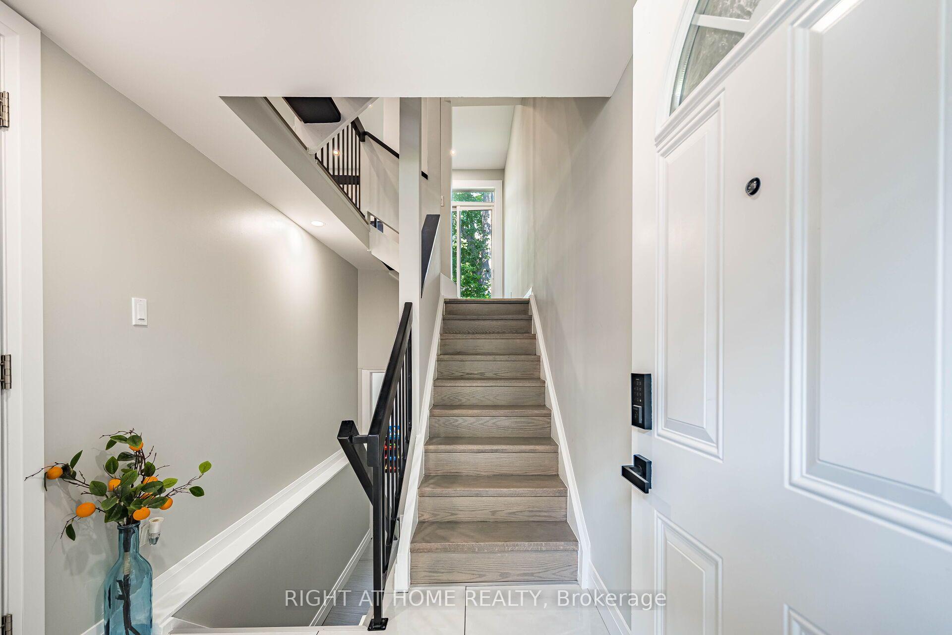 Photo 3 of Unit 8, 24 Reid Drive, Mississauga, Streetsville — HOMEH