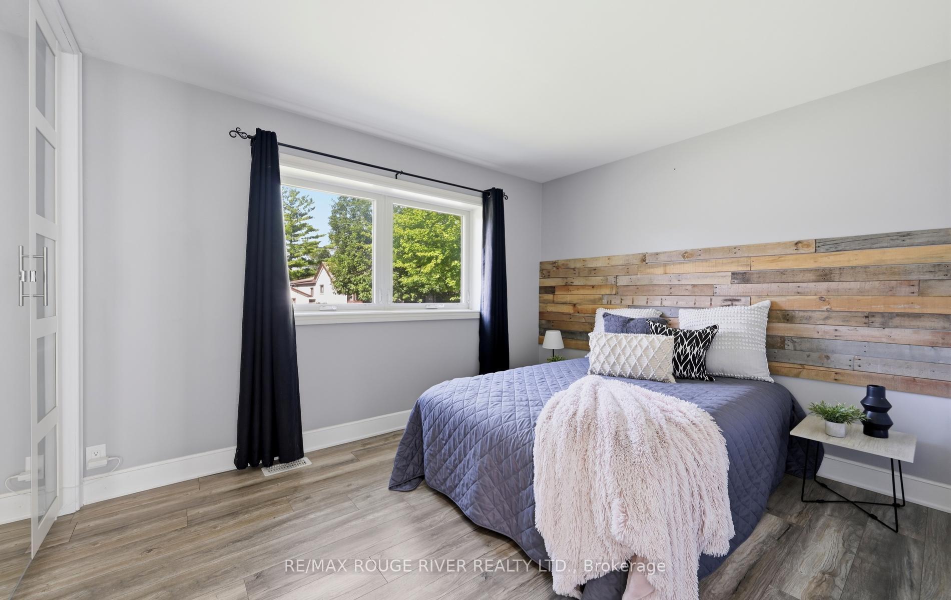 Photo 17 of 517 Kent Street, Whitby, Downtown Whitby — HOMEH