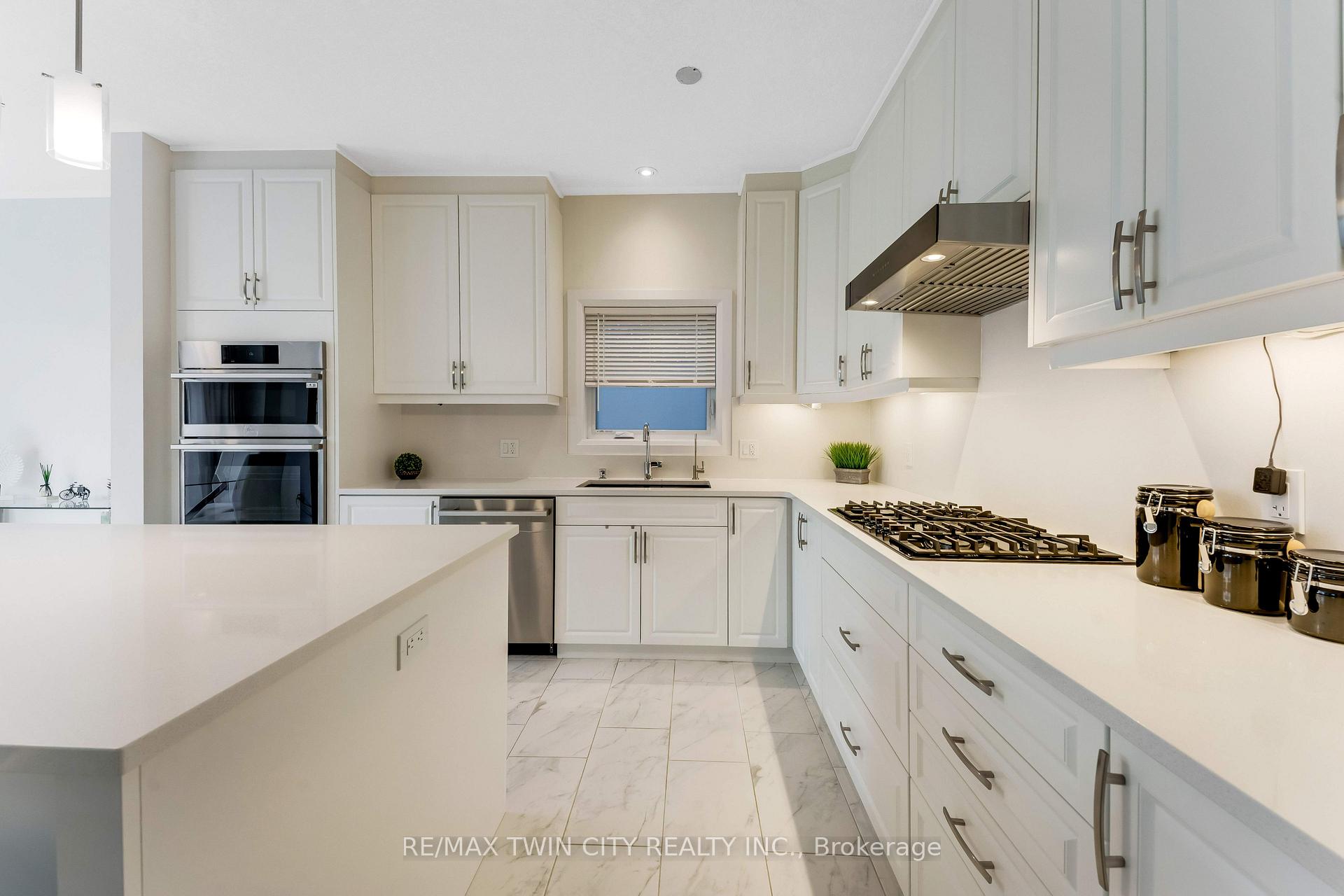 Photo 12 of 27 Jacob Detweiller Drive, Kitchener — HOMEH