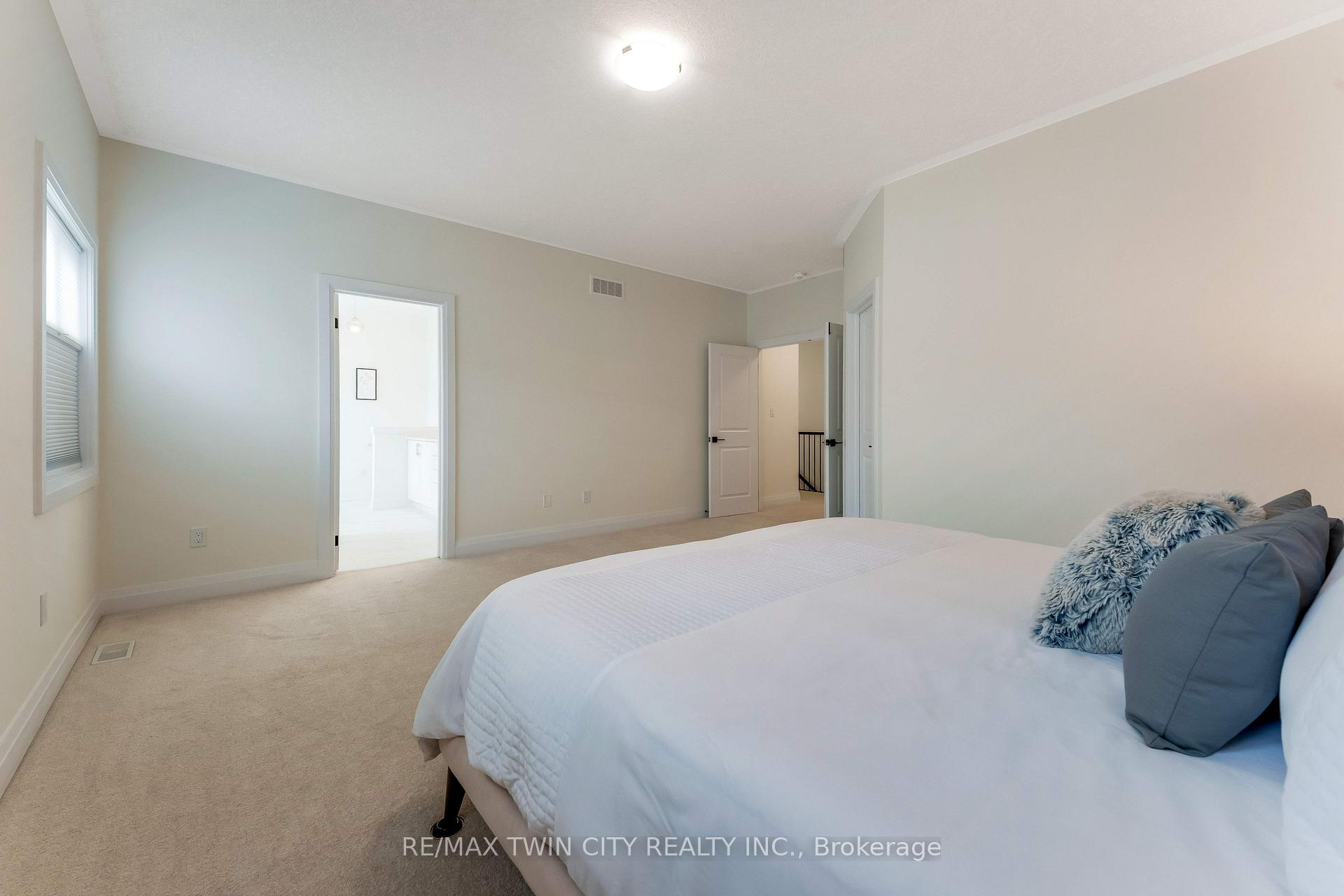 Photo 33 of 27 Jacob Detweiller Drive, Kitchener — HOMEH