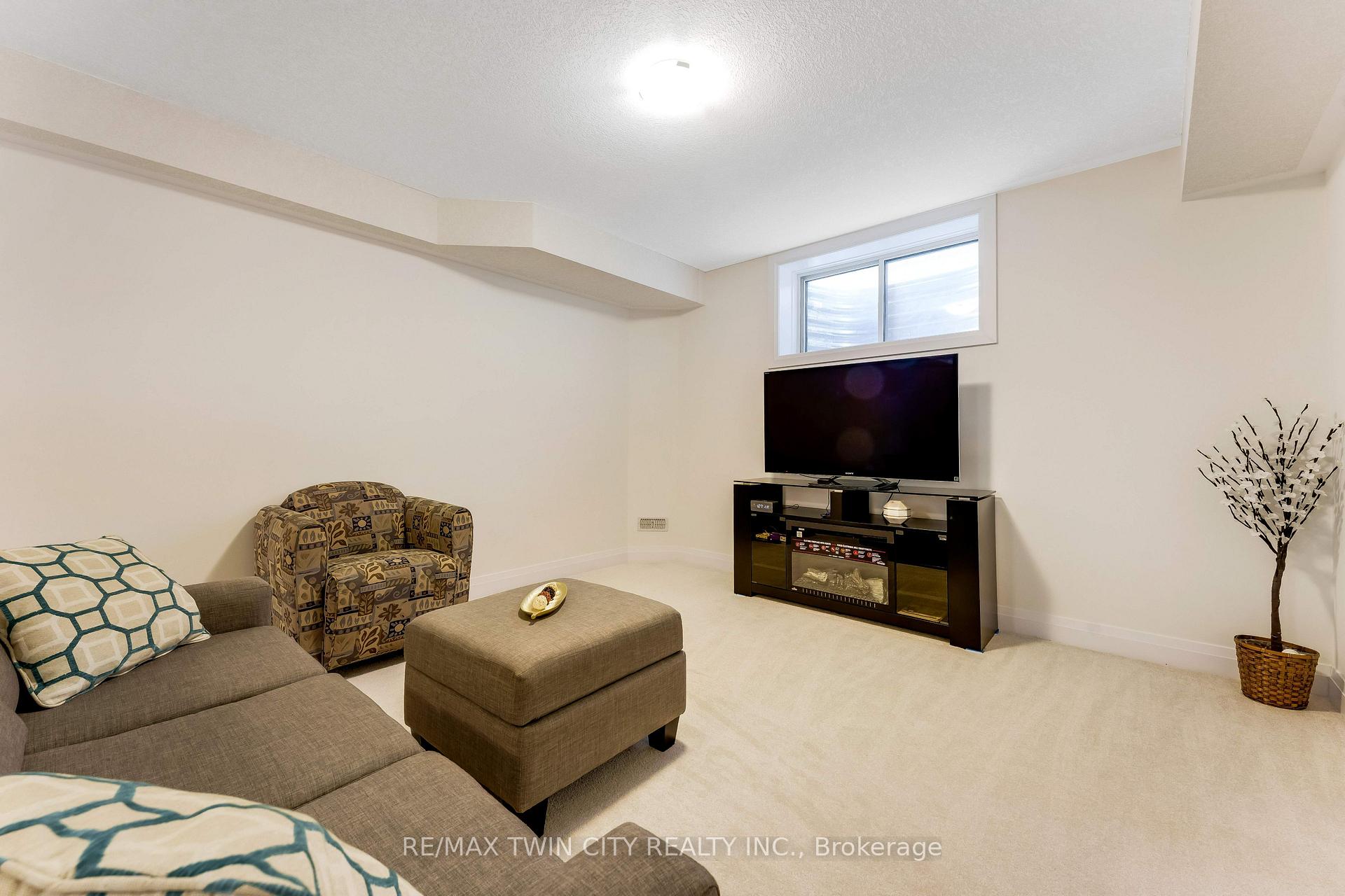 Photo 39 of 27 Jacob Detweiller Drive, Kitchener — HOMEH