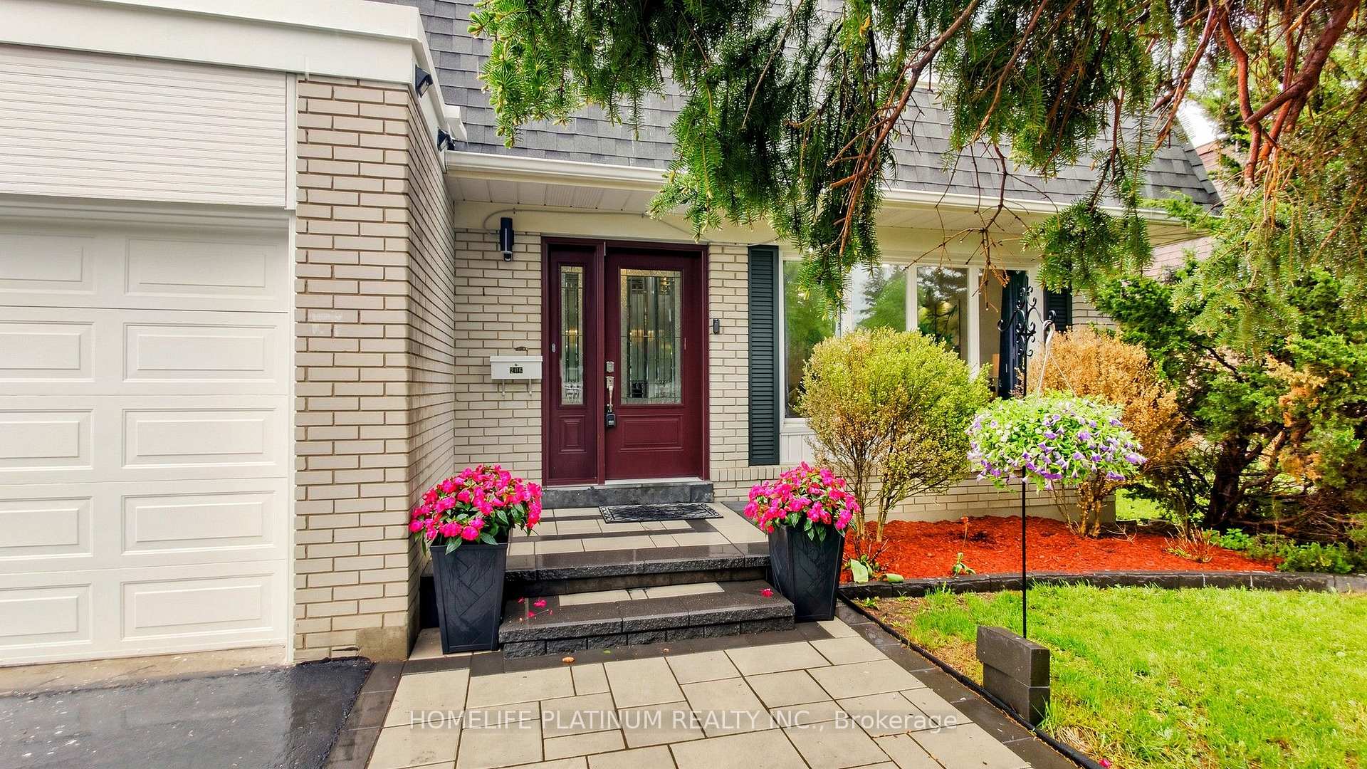 Photo 4 of 206 Mcmurchy Avenue S, Brampton, Brampton South — HOMEH