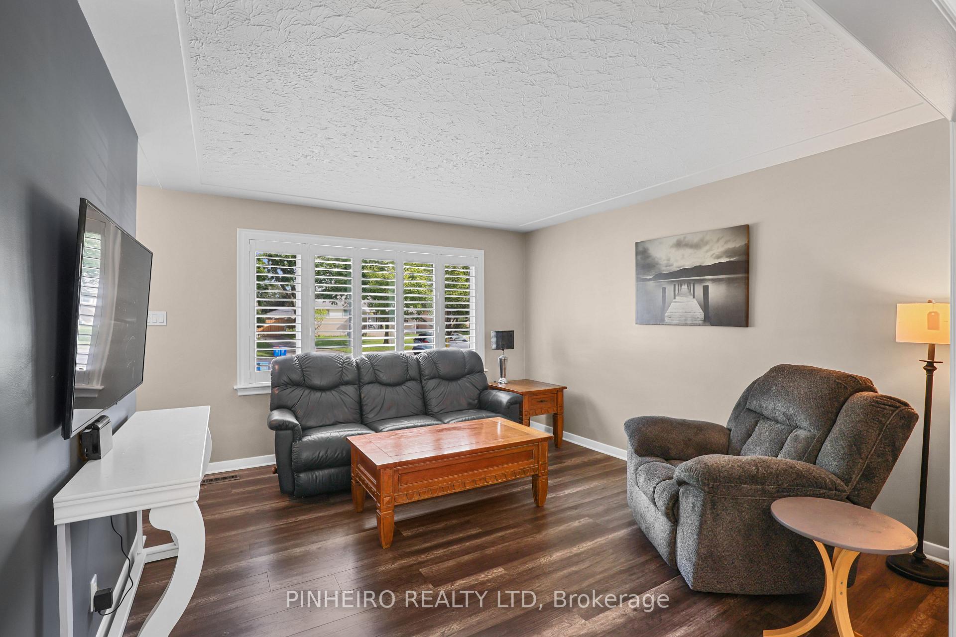 Photo 6 of 1811 Whitehall Drive, London, East H — HOMEH