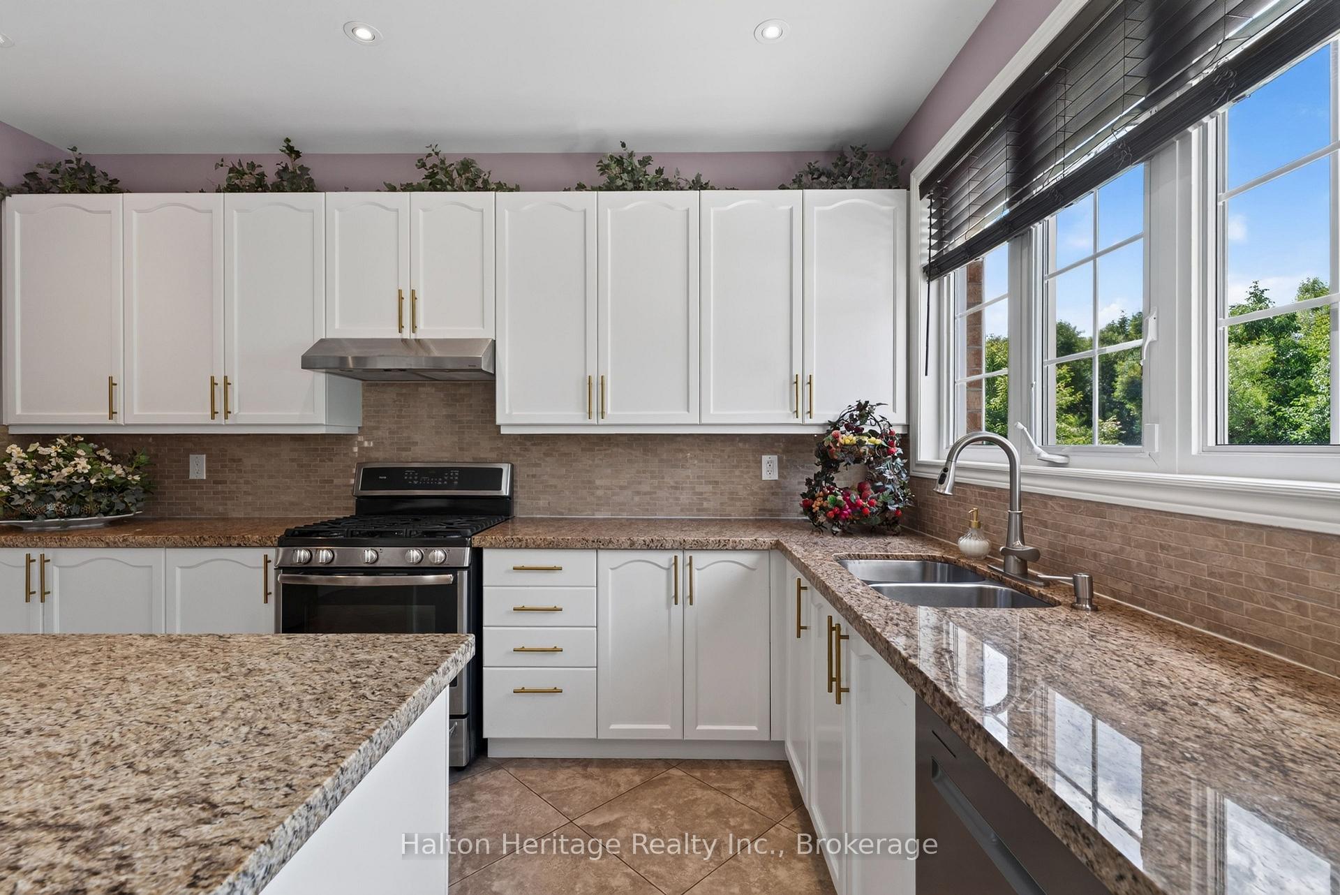Photo 14 of 360 Holmes Crescent, Milton, Scott — HOMEH