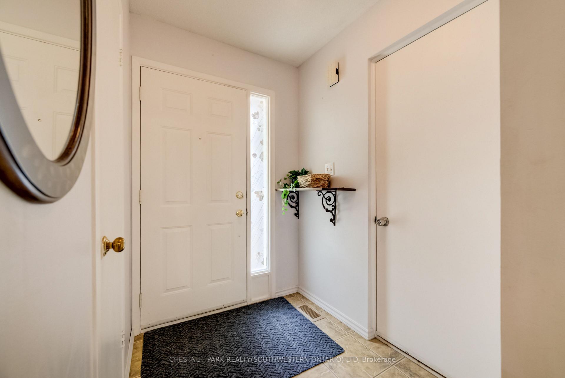 Photo 4 of Unit 11, 210 Highland Crescent, Kitchener, Victoria Hills — HOMEH