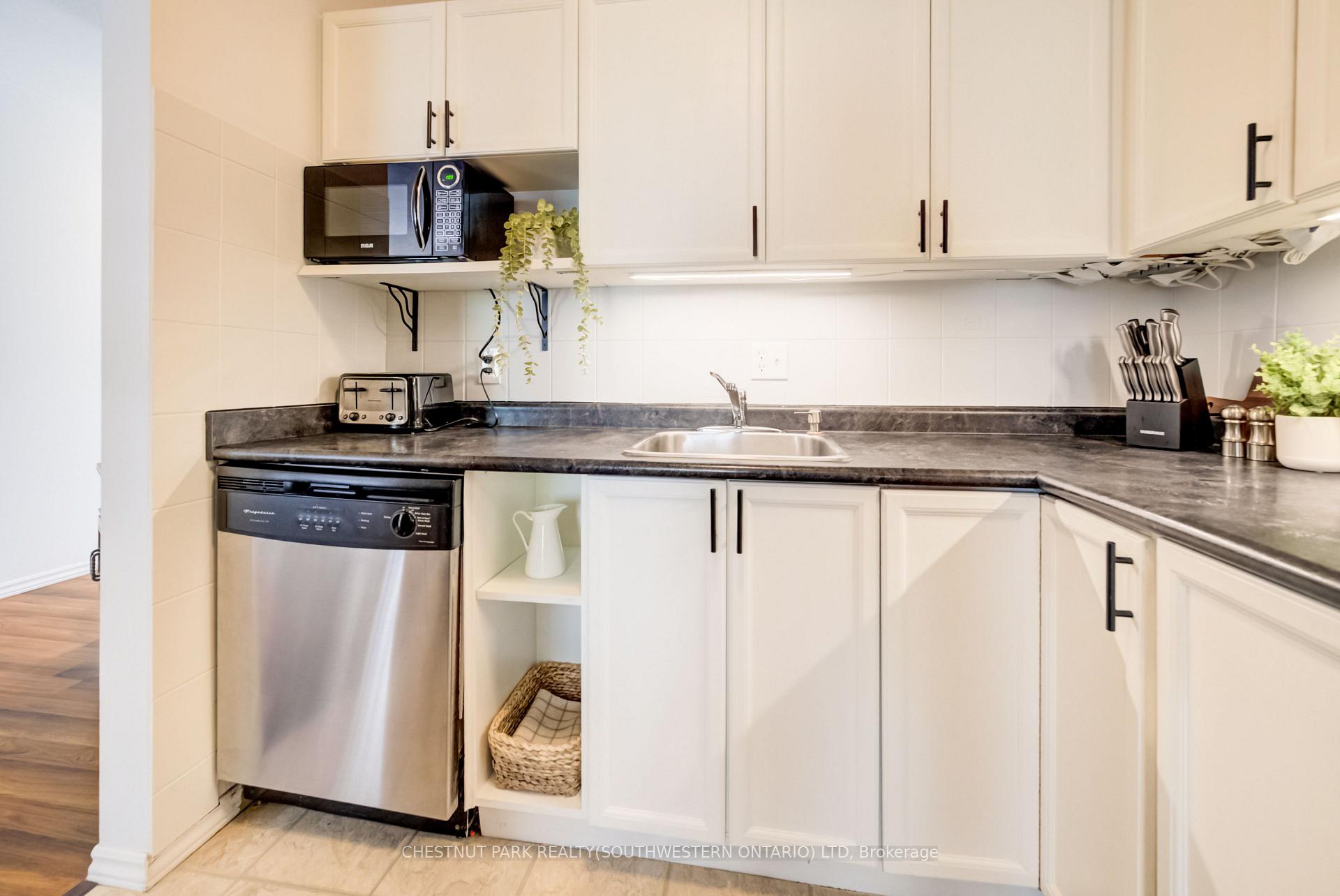 Photo 13 of Unit 11, 210 Highland Crescent, Kitchener, Victoria Hills — HOMEH