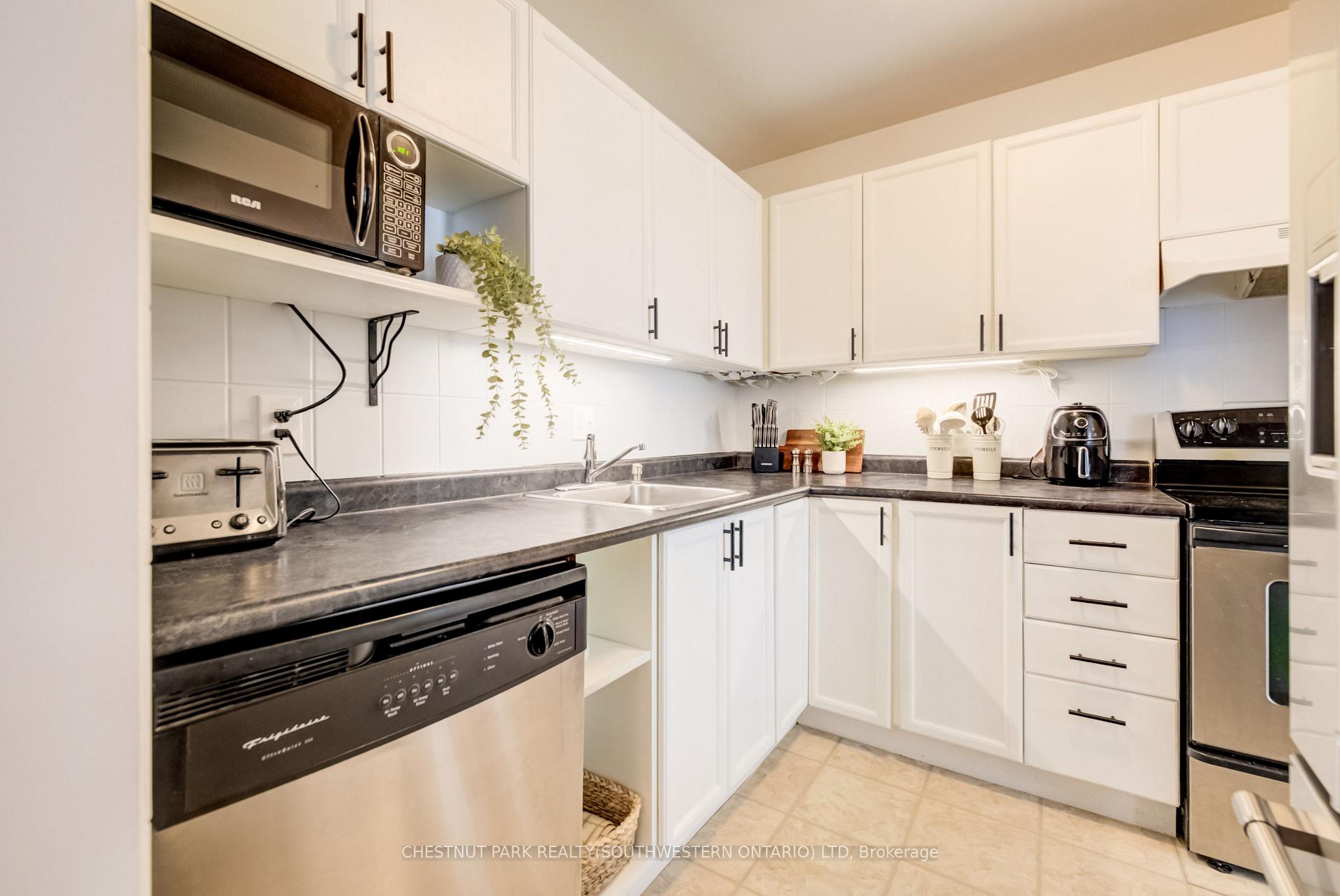 Photo 15 of Unit 11, 210 Highland Crescent, Kitchener, Victoria Hills — HOMEH