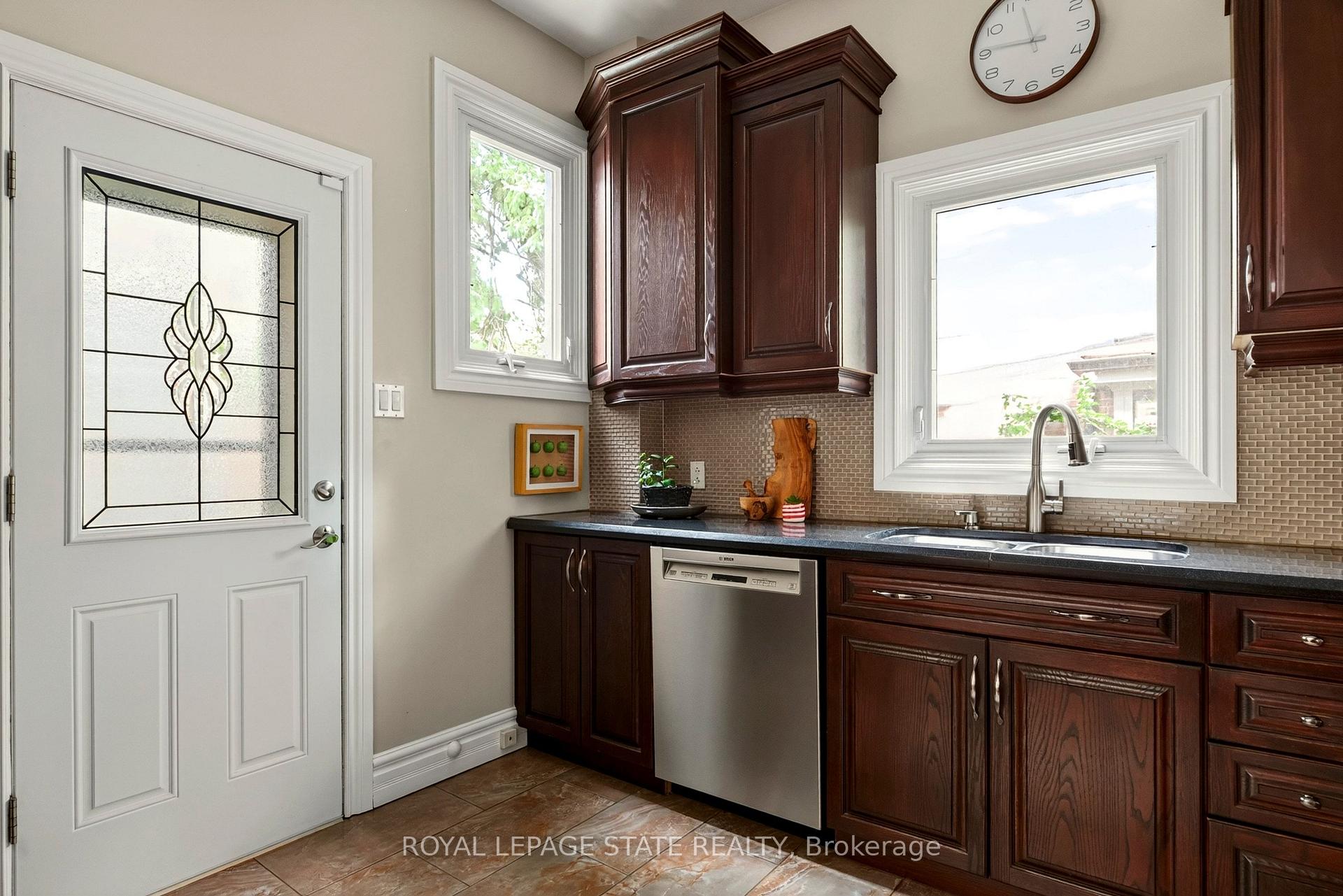 Photo 16 of 24 Fairleigh Crescent, Hamilton, St. Clair — HOMEH