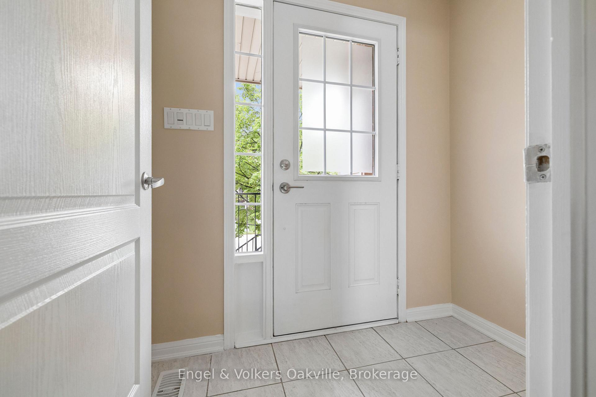 Photo 4 of 2408 Coho Way, Oakville, Westmount — HOMEH