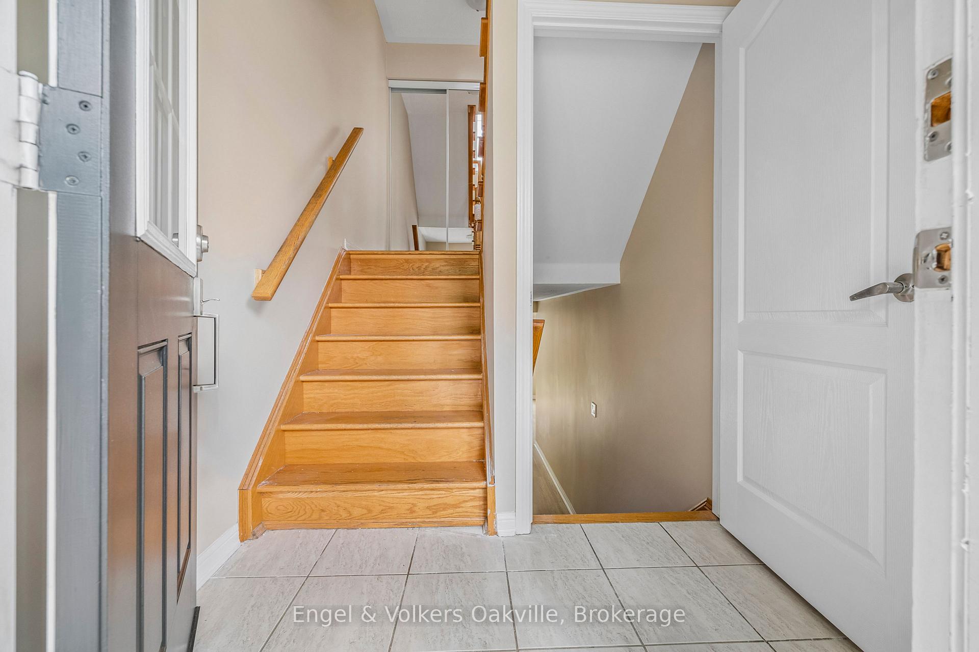 Photo 5 of 2408 Coho Way, Oakville, Westmount — HOMEH