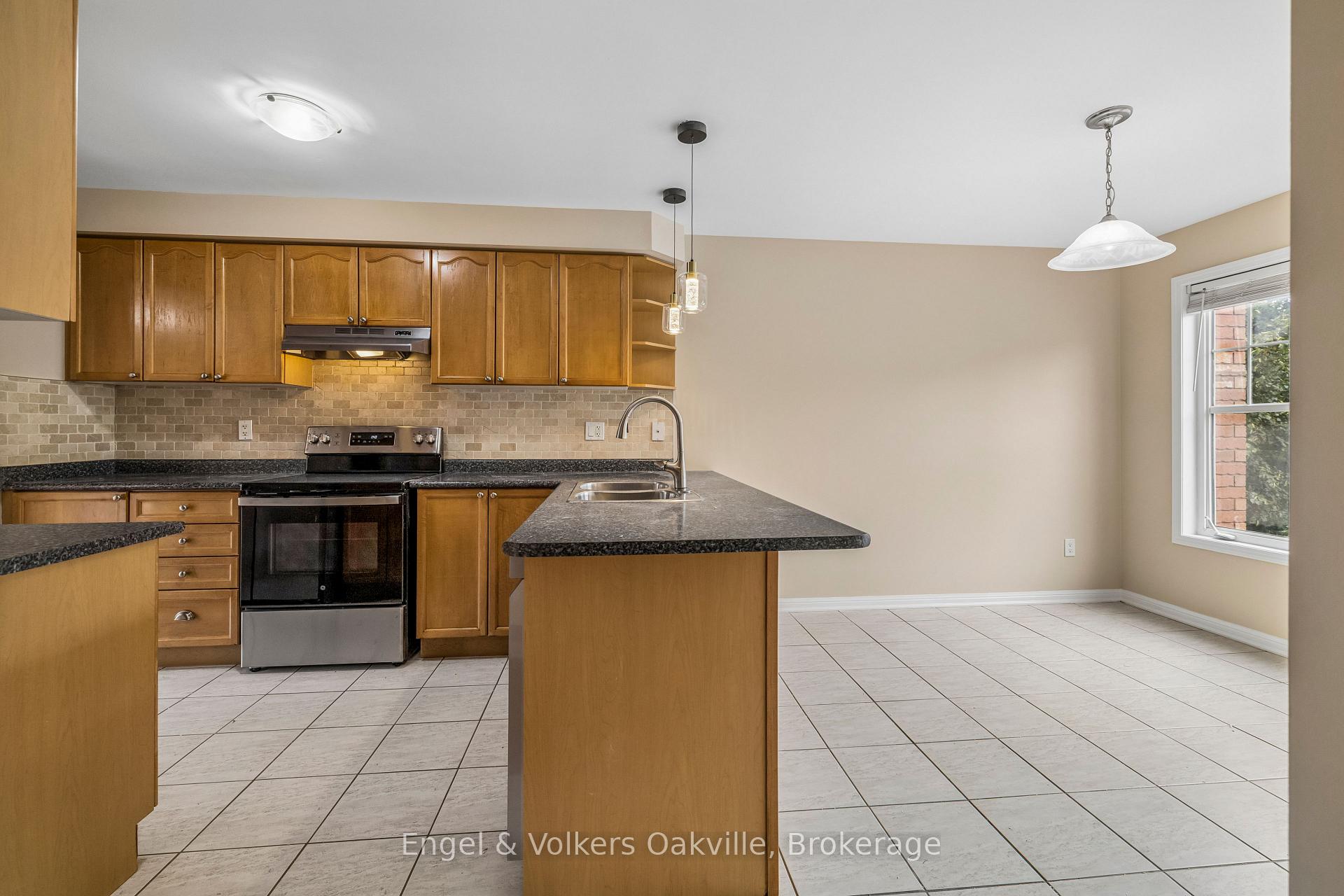 Photo 8 of 2408 Coho Way, Oakville, Westmount — HOMEH