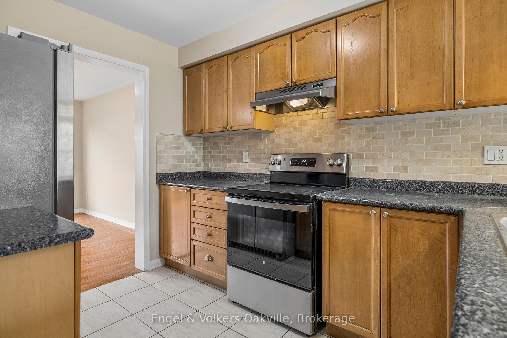Photo 14 of 2408 Coho Way, Oakville, Westmount — HOMEH
