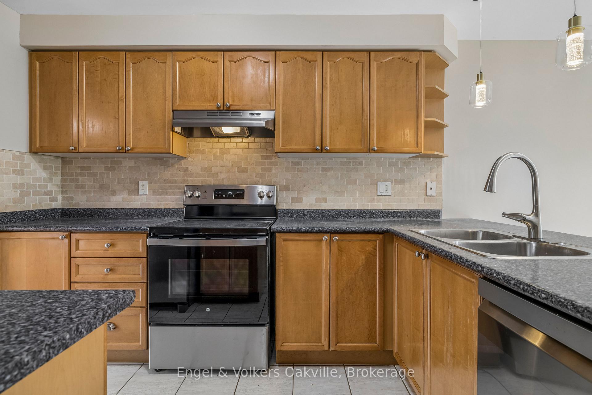 Photo 15 of 2408 Coho Way, Oakville, Westmount — HOMEH