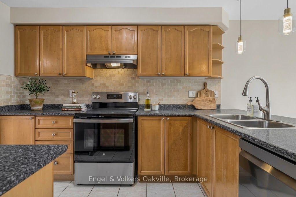 Photo 16 of 2408 Coho Way, Oakville, Westmount — HOMEH