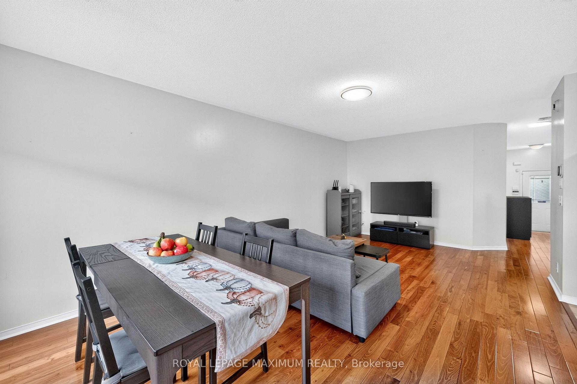 Photo 10 of 35 Marshview Avenue, Aurora, Bayview Northeast — HOMEH