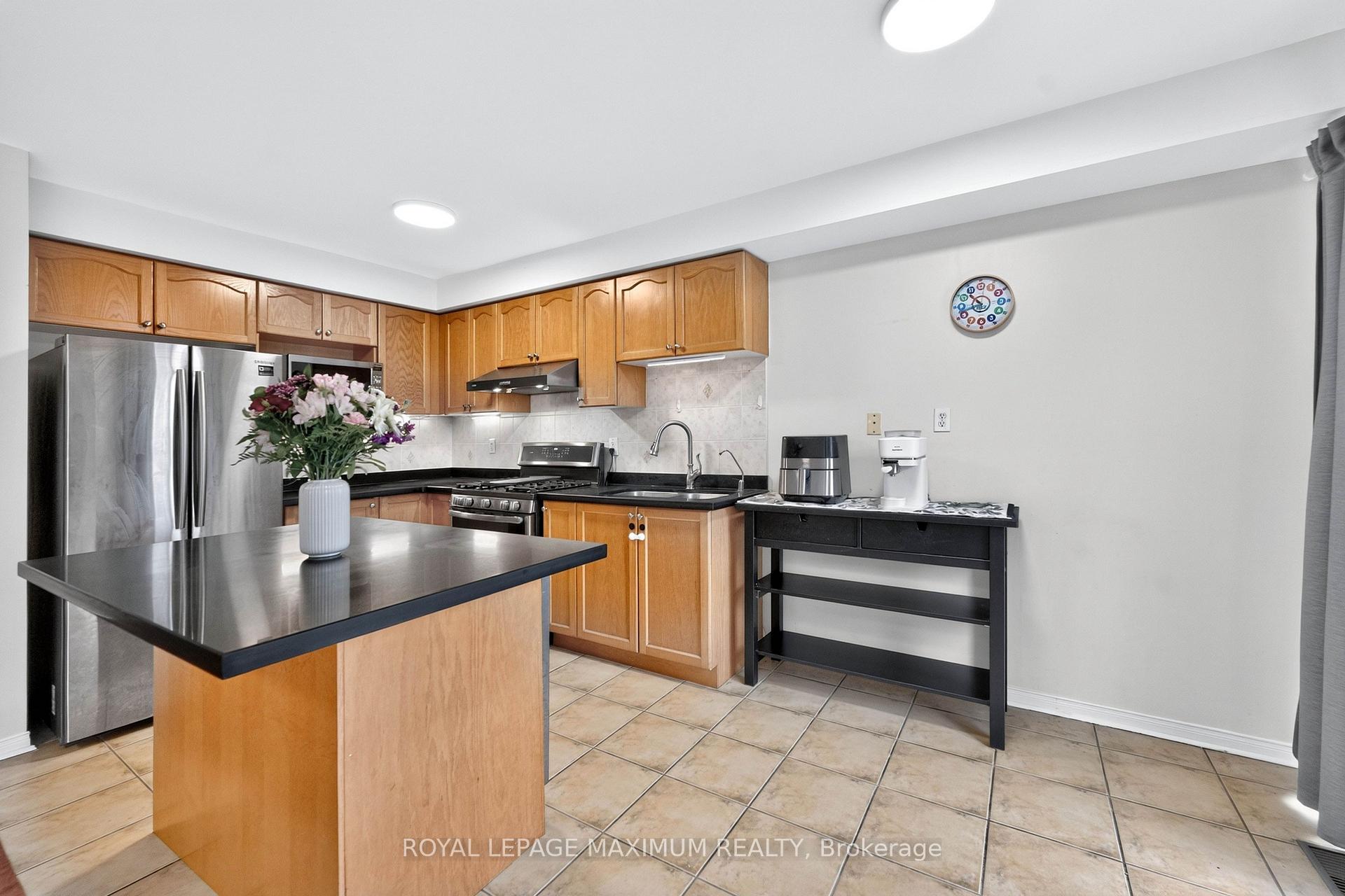 Photo 12 of 35 Marshview Avenue, Aurora, Bayview Northeast — HOMEH