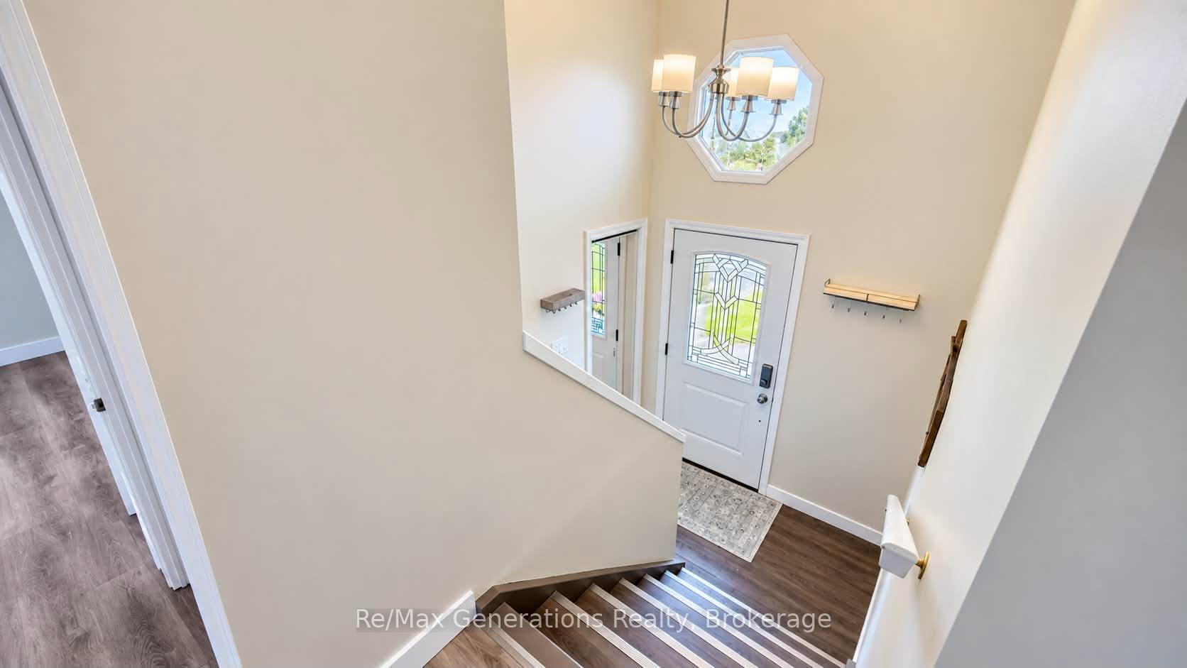 Photo 2 of 151 Iris Crescent, Thunder Bay, Dawson Heights — HOMEH