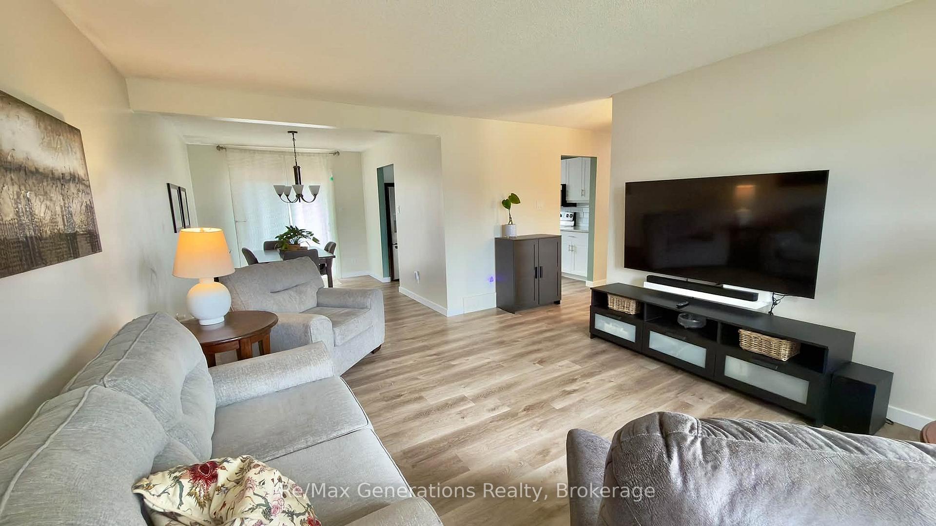 Photo 3 of 151 Iris Crescent, Thunder Bay, Dawson Heights — HOMEH