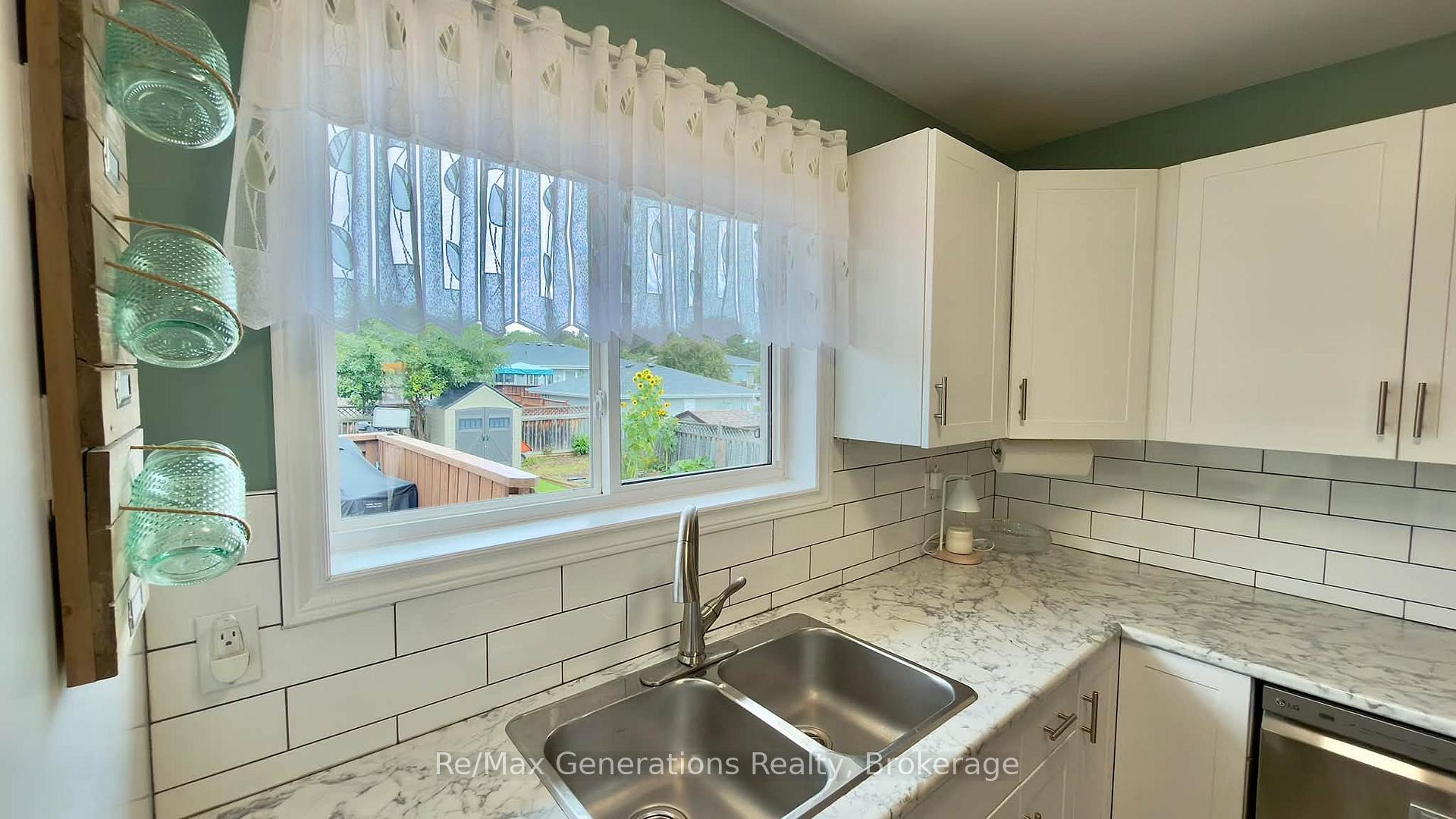 Photo 6 of 151 Iris Crescent, Thunder Bay, Dawson Heights — HOMEH