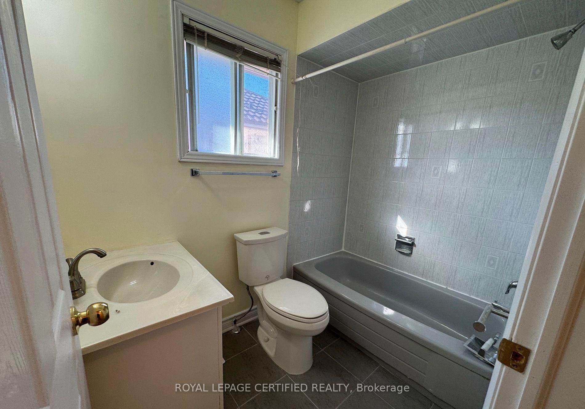 Photo 7 of Unit 2nd Floor, 2 Kingsplate Crescent, Etobicoke, West Humber-Clairville — HOMEH