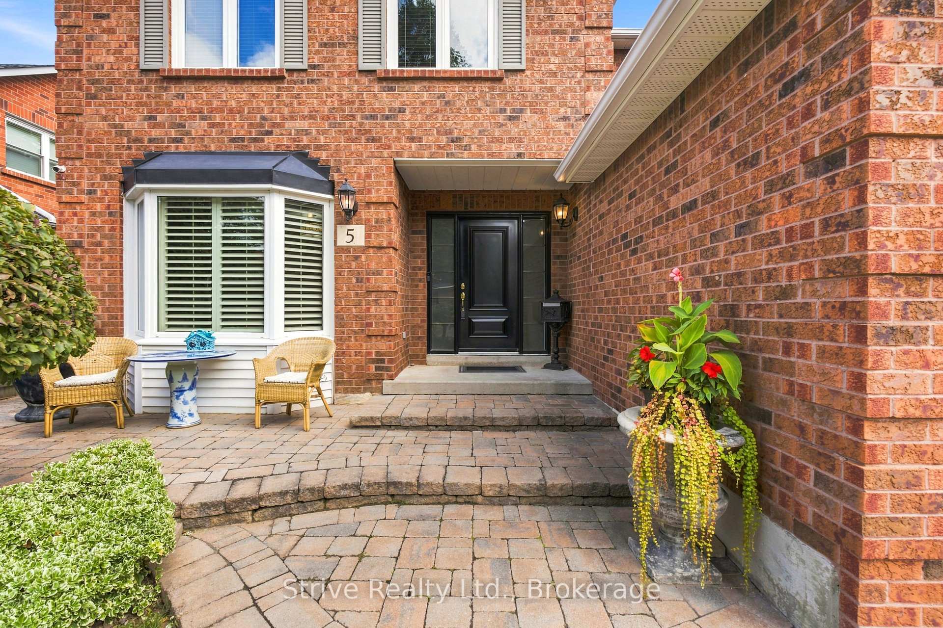 Photo 3 of 5 Carriage Lane, Clarington, Courtice — HOMEH