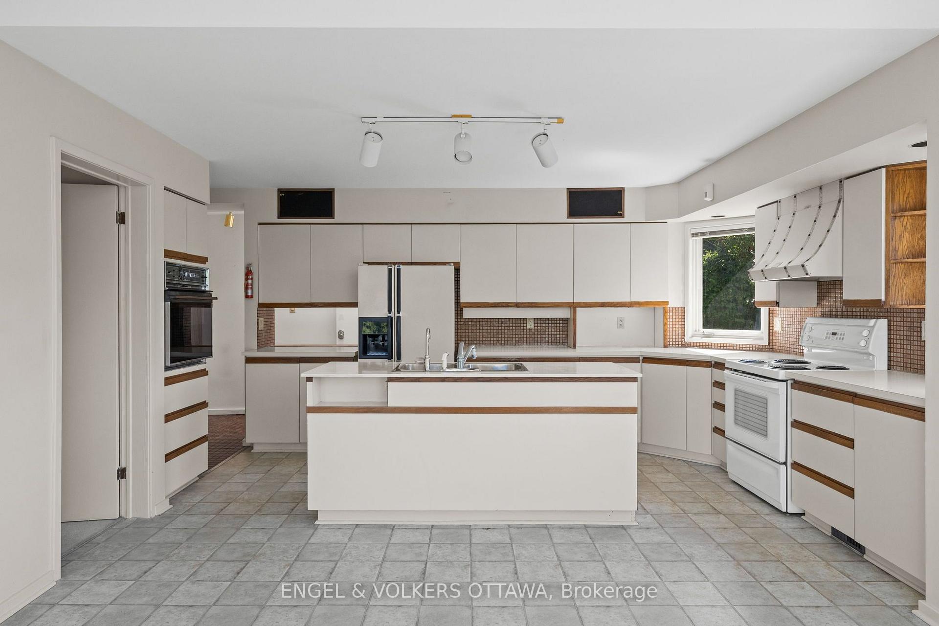 Photo 18 of 3200 Riverside Drive, Ottawa, Mooneys Bay/Revelstoke — HOMEH