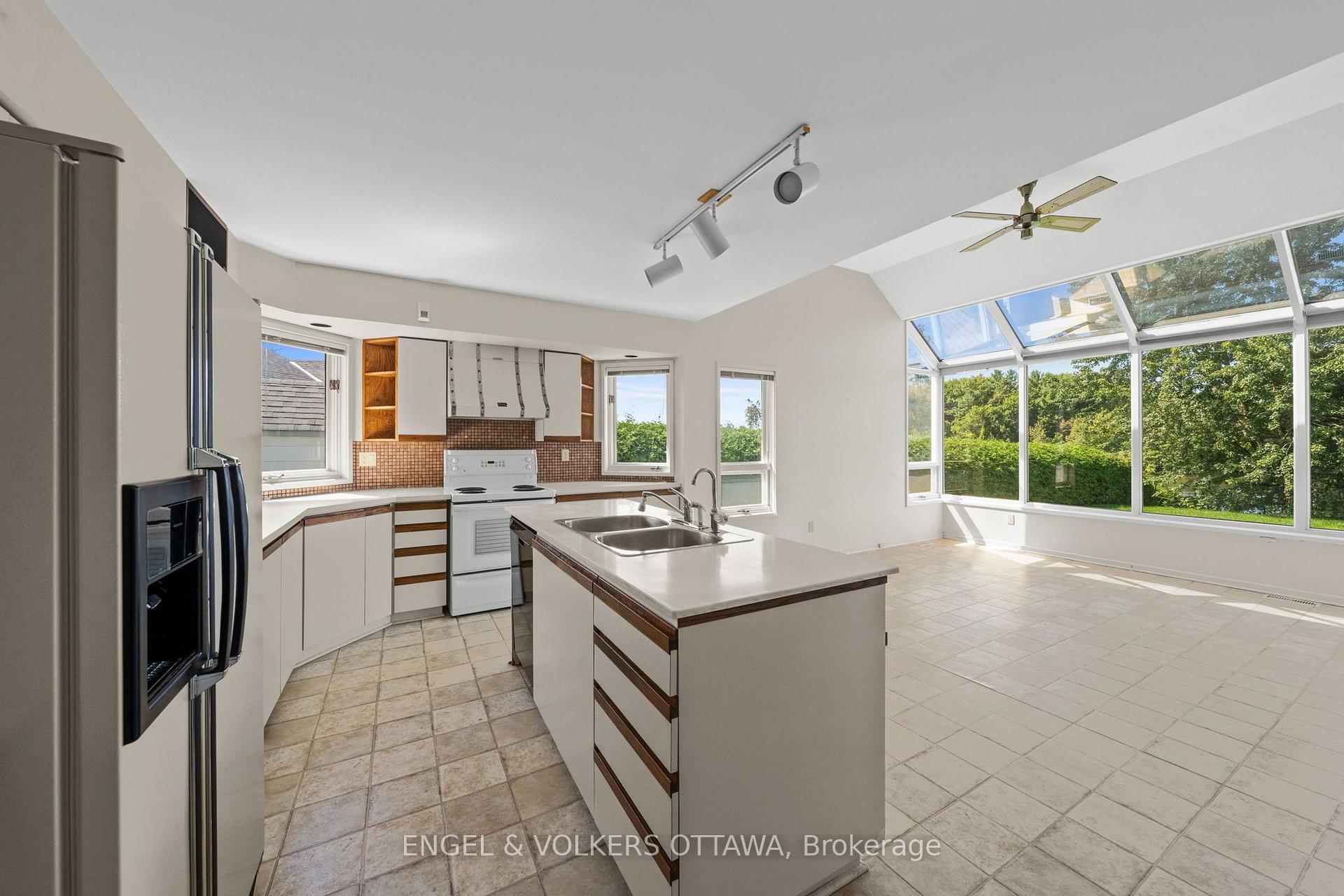 Photo 19 of 3200 Riverside Drive, Ottawa, Mooneys Bay/Revelstoke — HOMEH