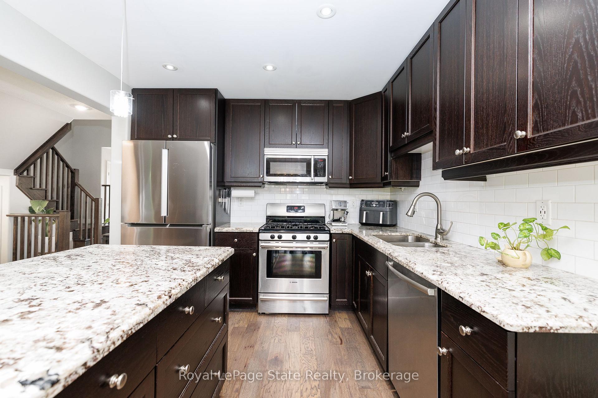 Photo 10 of 389 Murray Street, Grimsby, Grimsby Beach — HOMEH