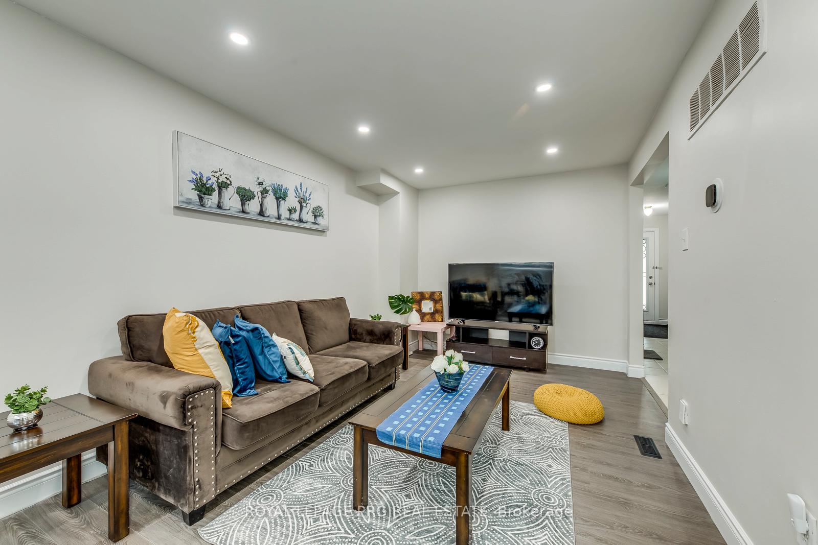 Photo 8 of 17 New Port Way, Markham, Thornhill — HOMEH