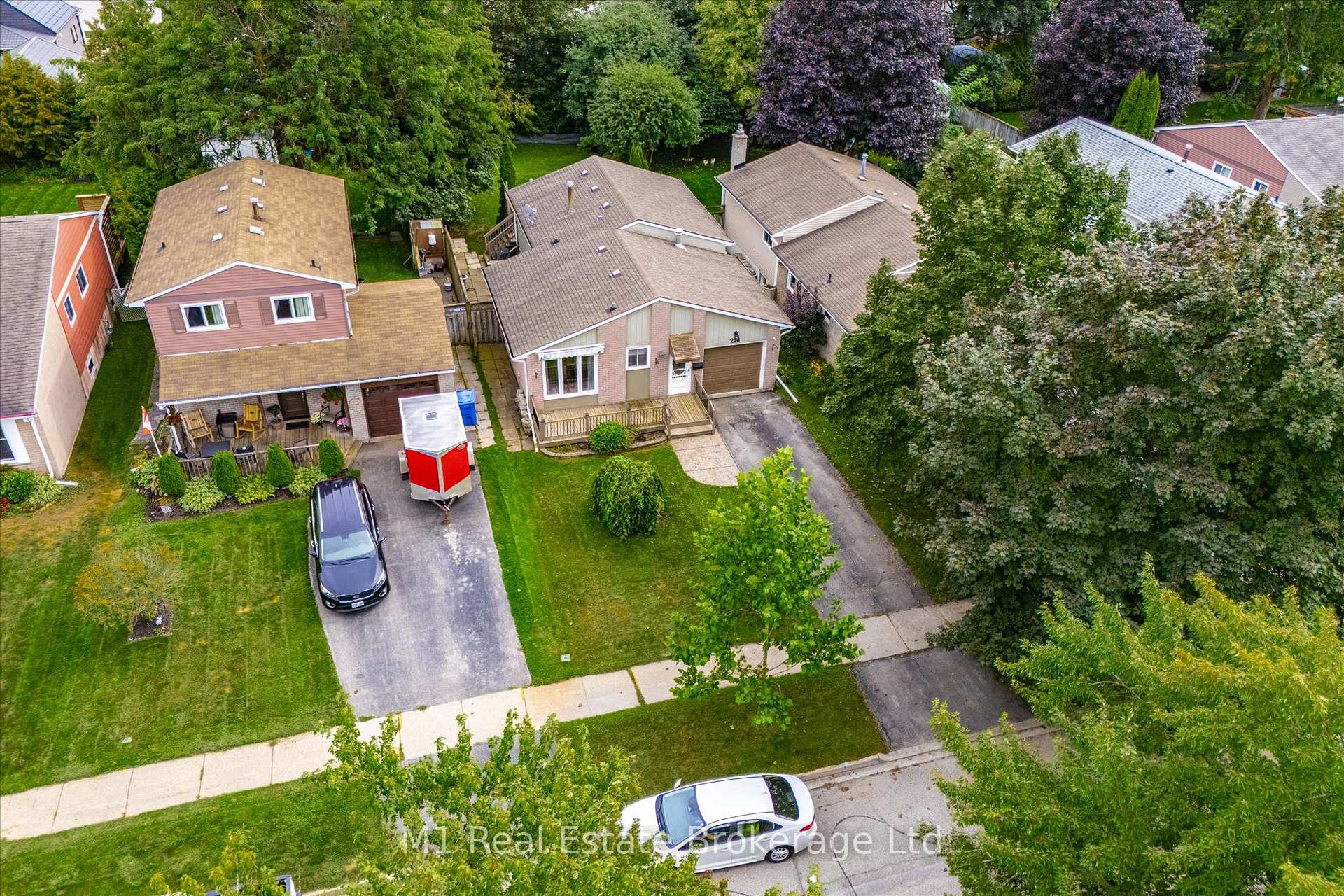 Photo 2 of 216 Parkside Drive E, Centre Wellington, Fergus — HOMEH