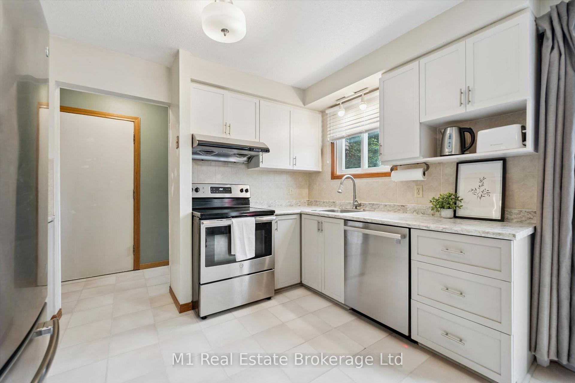 Photo 8 of 216 Parkside Drive E, Centre Wellington, Fergus — HOMEH
