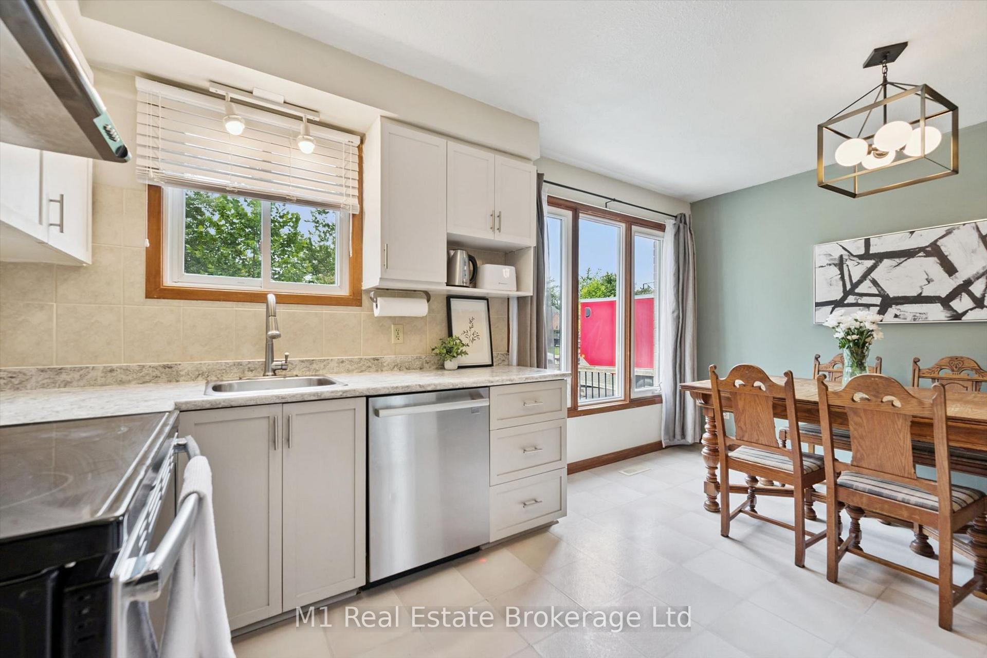 Photo 9 of 216 Parkside Drive E, Centre Wellington, Fergus — HOMEH