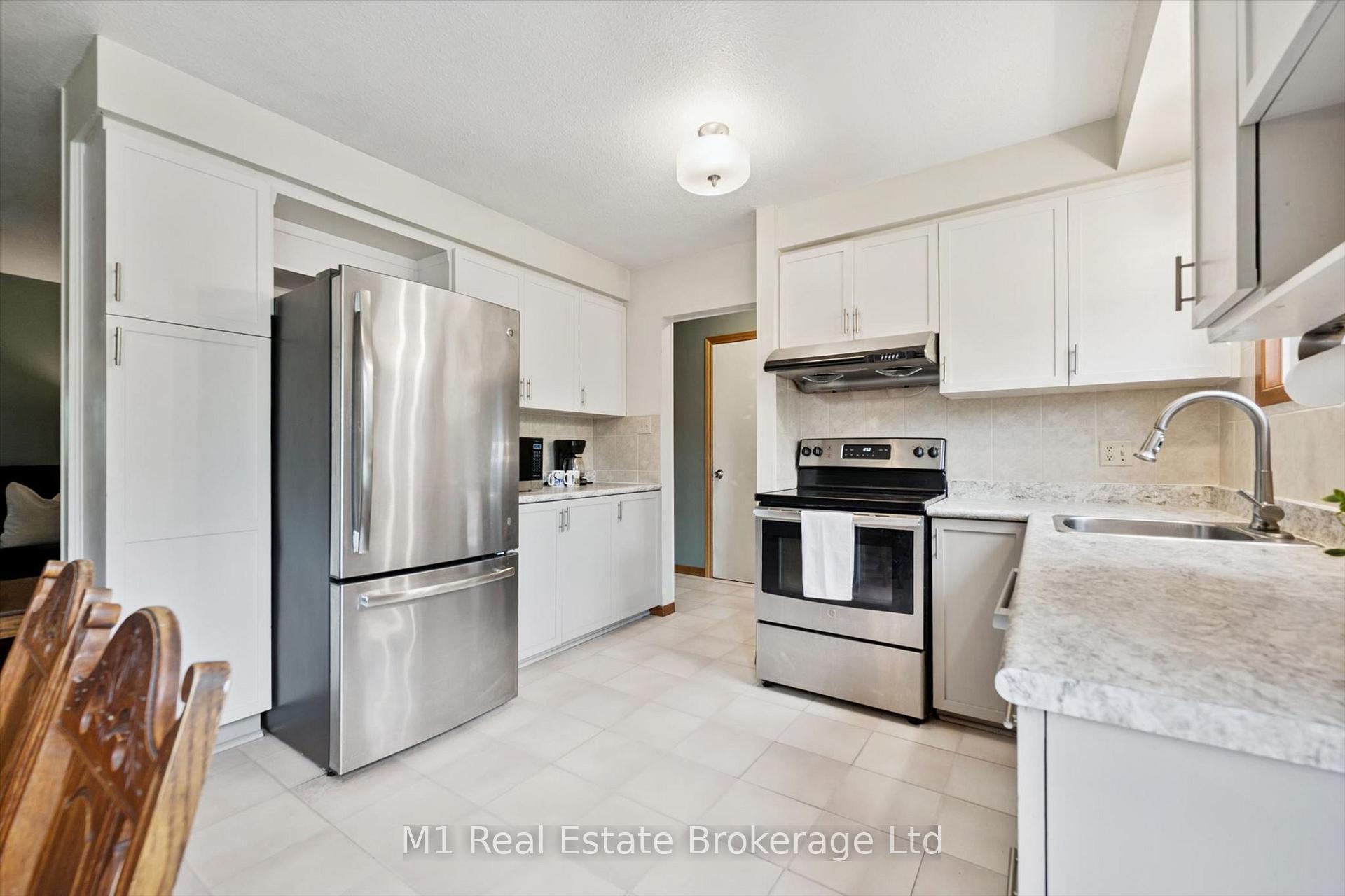Photo 10 of 216 Parkside Drive E, Centre Wellington, Fergus — HOMEH