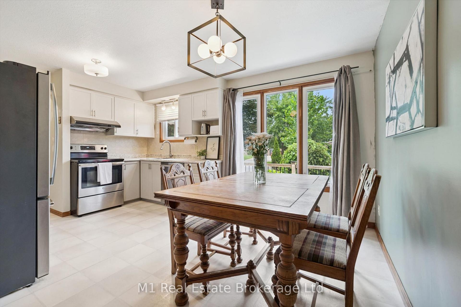 Photo 13 of 216 Parkside Drive E, Centre Wellington, Fergus — HOMEH