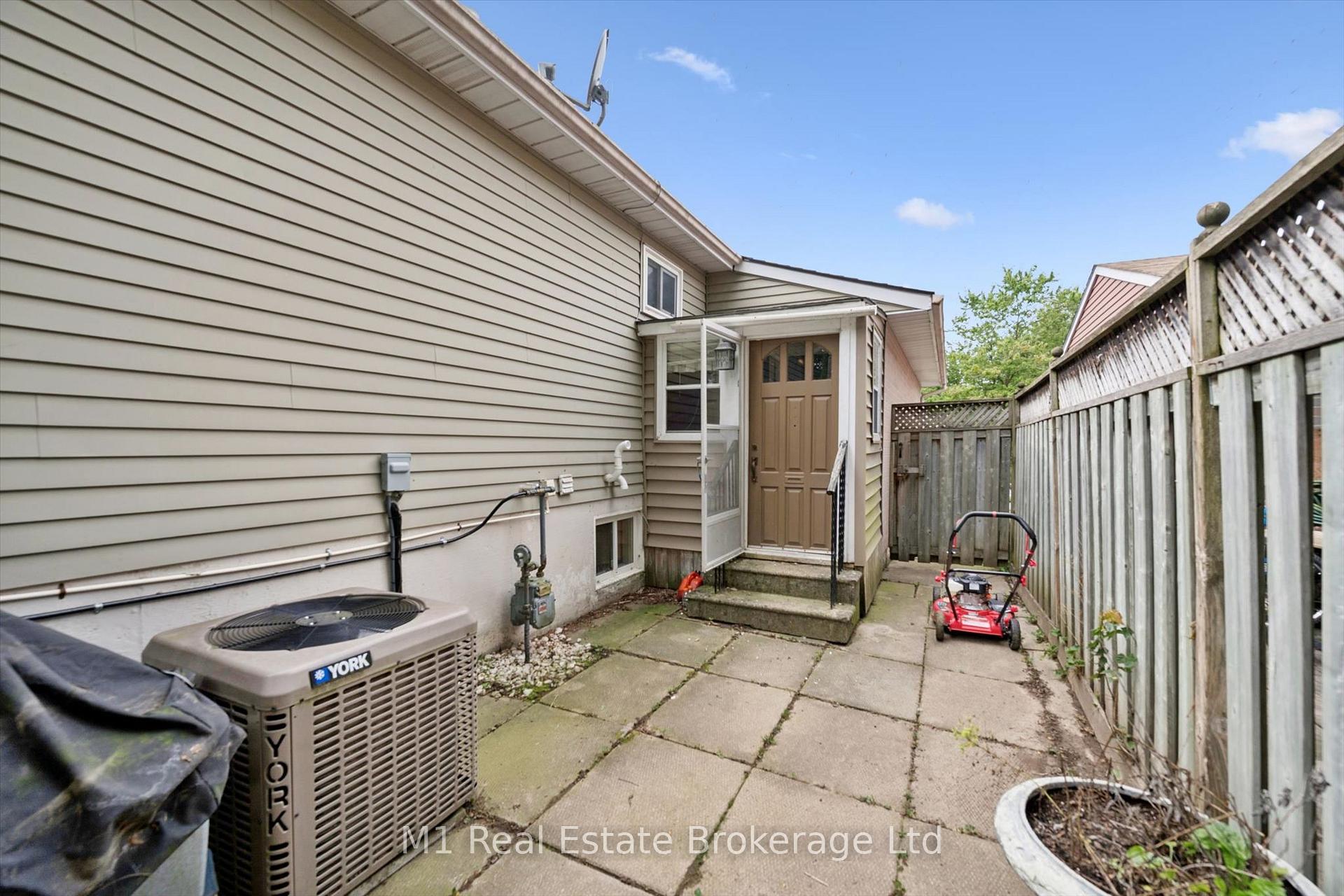 Photo 33 of 216 Parkside Drive E, Centre Wellington, Fergus — HOMEH