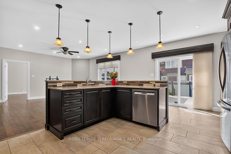 Photo 17 of 79 Axel Crescent, Ottawa, Kanata - Emerald Meadows/Trailwest — HOMEH