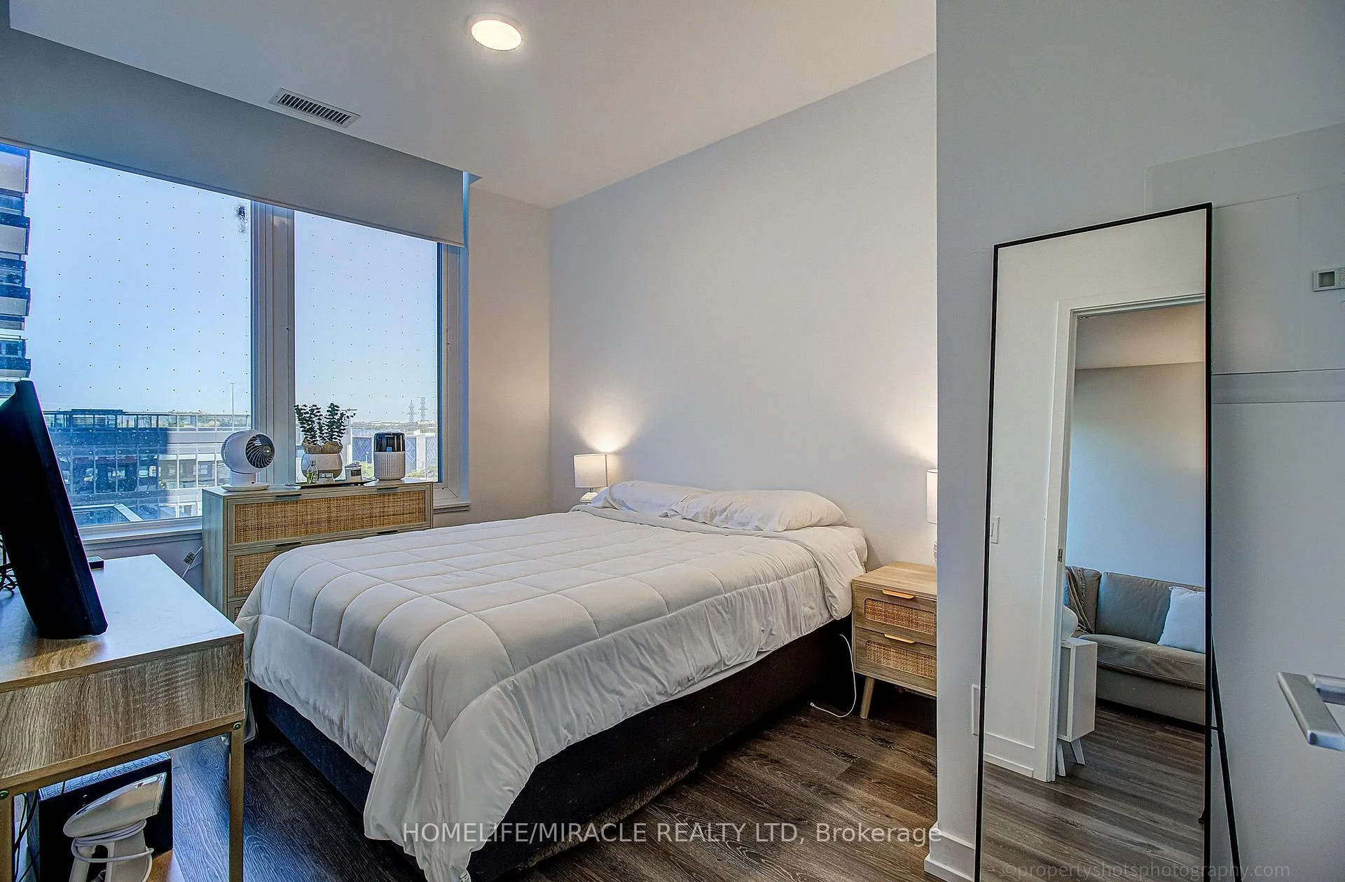 Photo 8 of Unit 607, 395 Square One Drive, Mississauga, City Centre — HOMEH