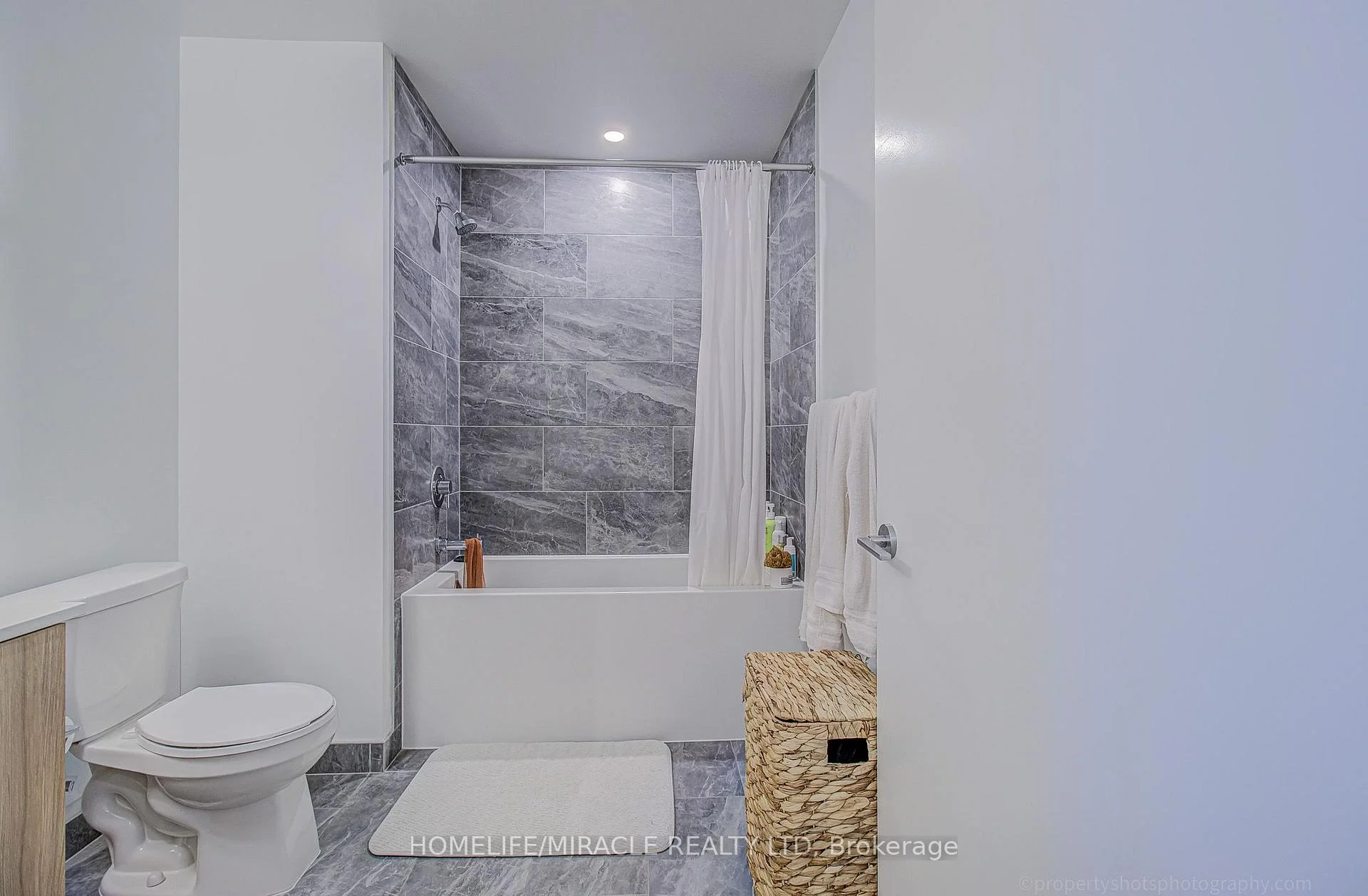 Photo 24 of Unit 607, 395 Square One Drive, Mississauga, City Centre — HOMEH