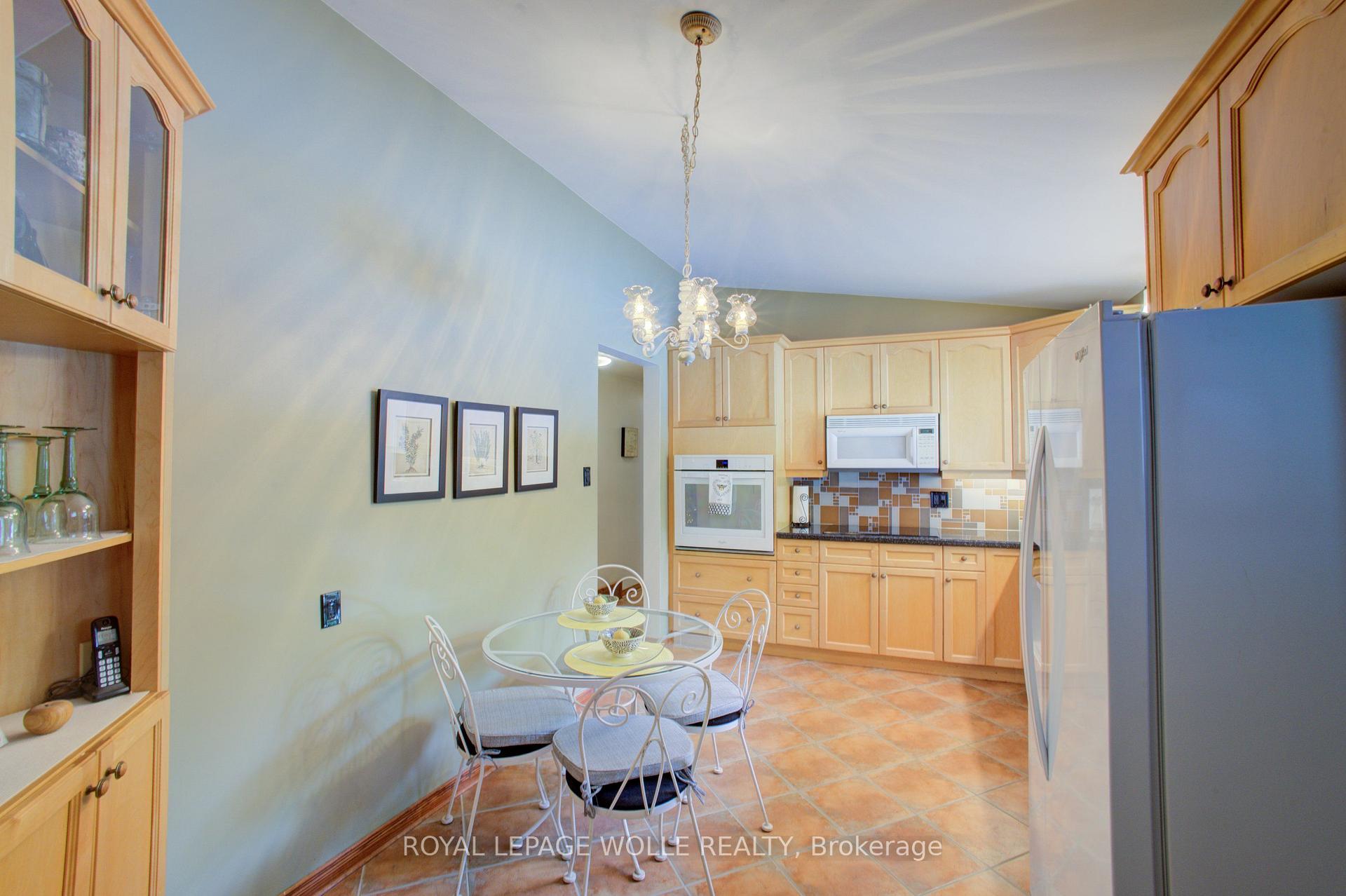 Photo 13 of 204 Manchester Road, Kitchener, Heritage Park - Kitchener — HOMEH