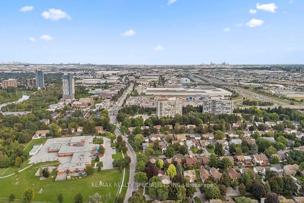 Photo 10 of 10 Lorraine Crescent, Brampton, Westgate — HOMEH