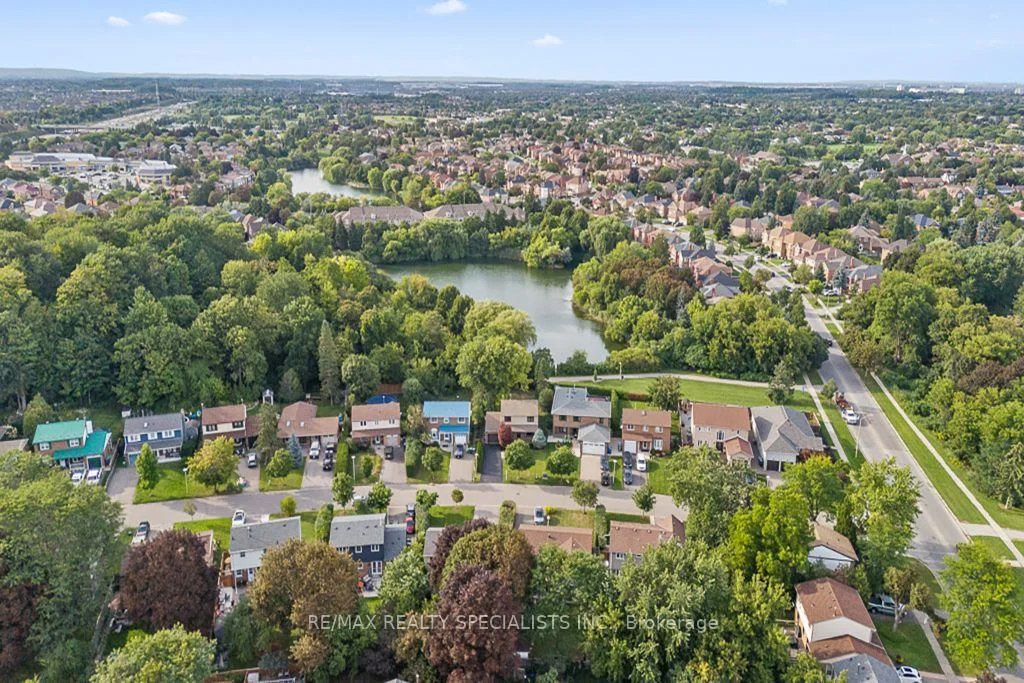 Photo 11 of 10 Lorraine Crescent, Brampton, Westgate — HOMEH