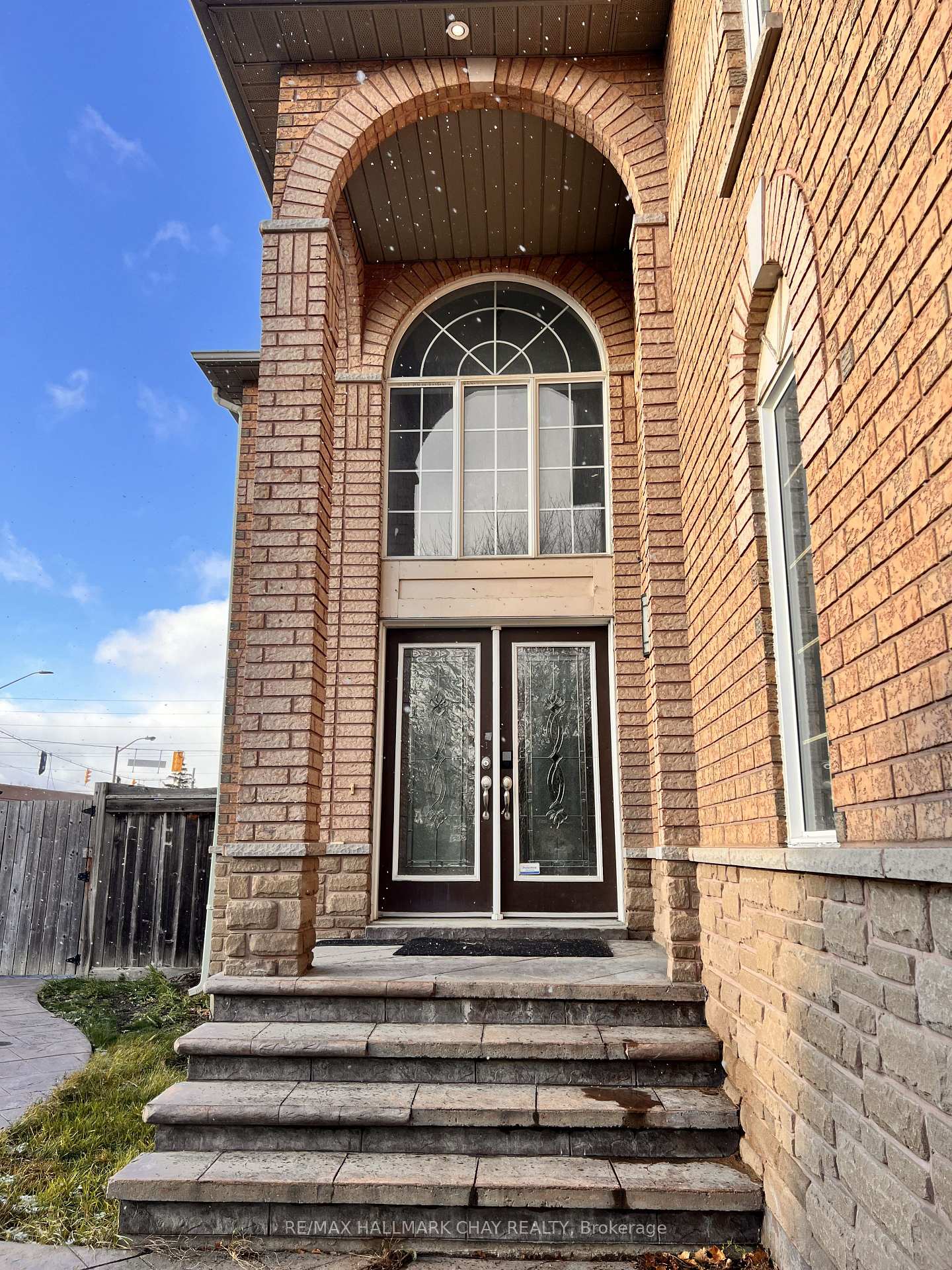 Photo 3 of 2 Southbend Drive S, Brampton, Snelgrove — HOMEH