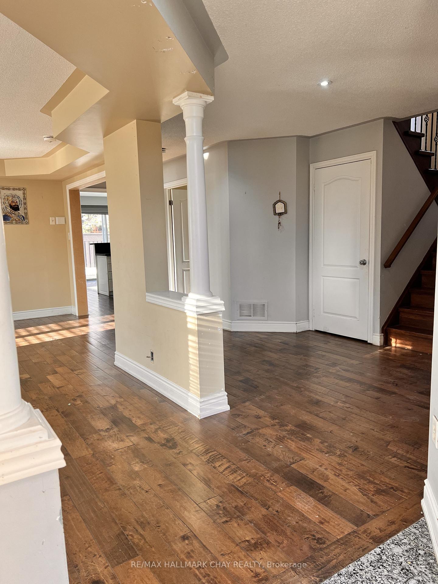 Photo 5 of 2 Southbend Drive S, Brampton, Snelgrove — HOMEH