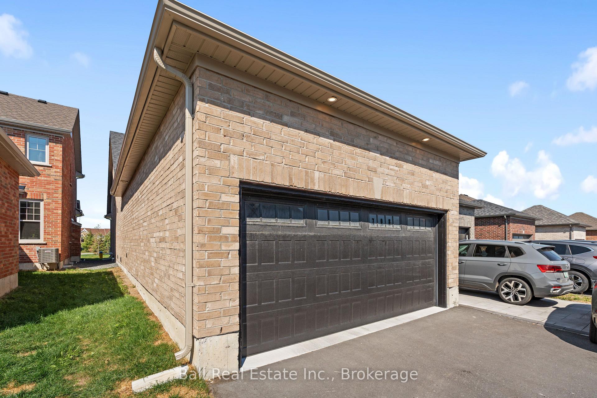 Photo 4 of 708 Whetstone Lane S, Peterborough, Northcrest Ward 5 — HOMEH