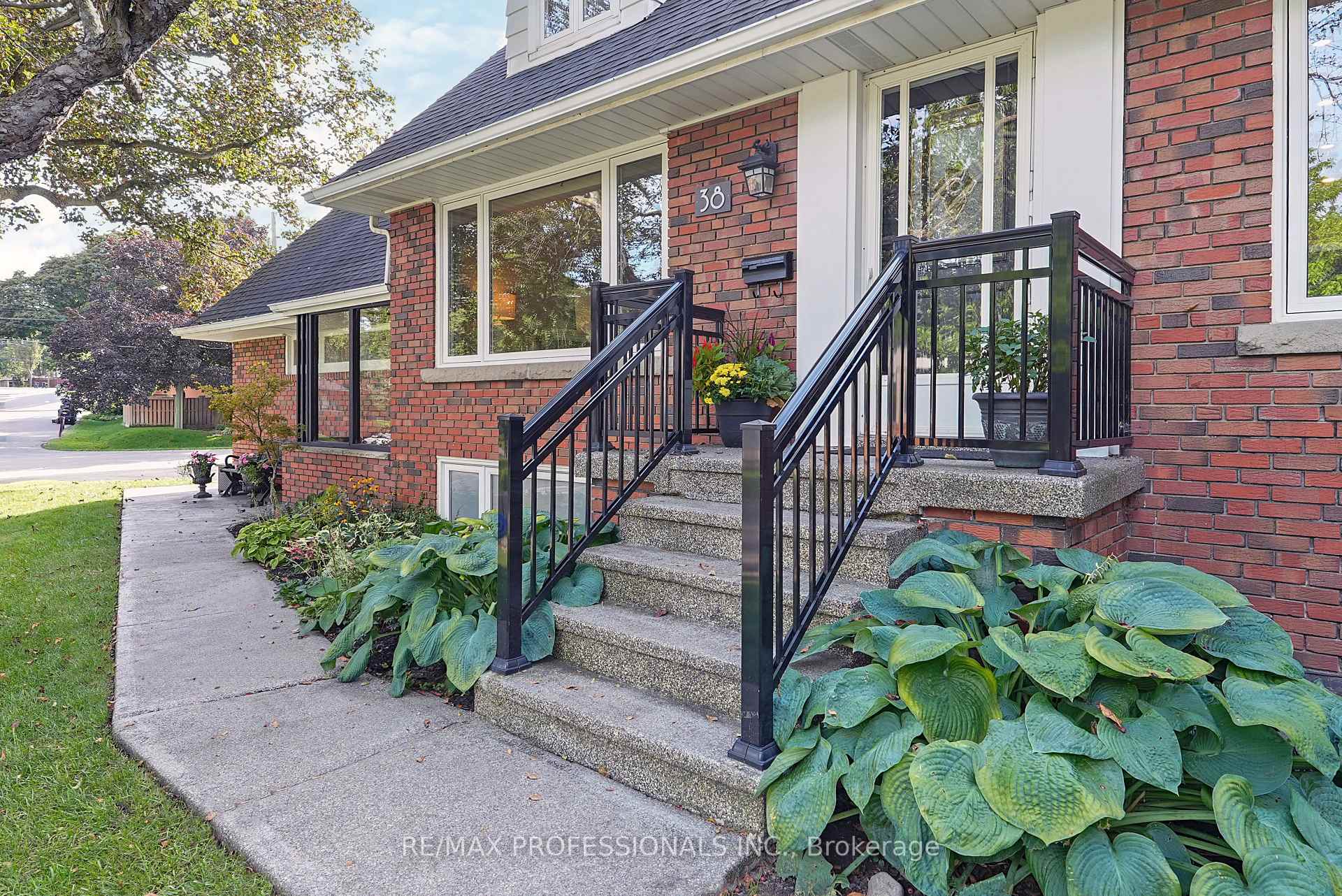 Photo 2 of 38 Ballacaine Drive, Etobicoke, Stonegate-Queensway — HOMEH