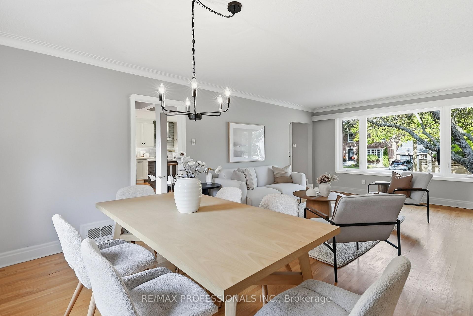 Photo 10 of 38 Ballacaine Drive, Etobicoke, Stonegate-Queensway — HOMEH