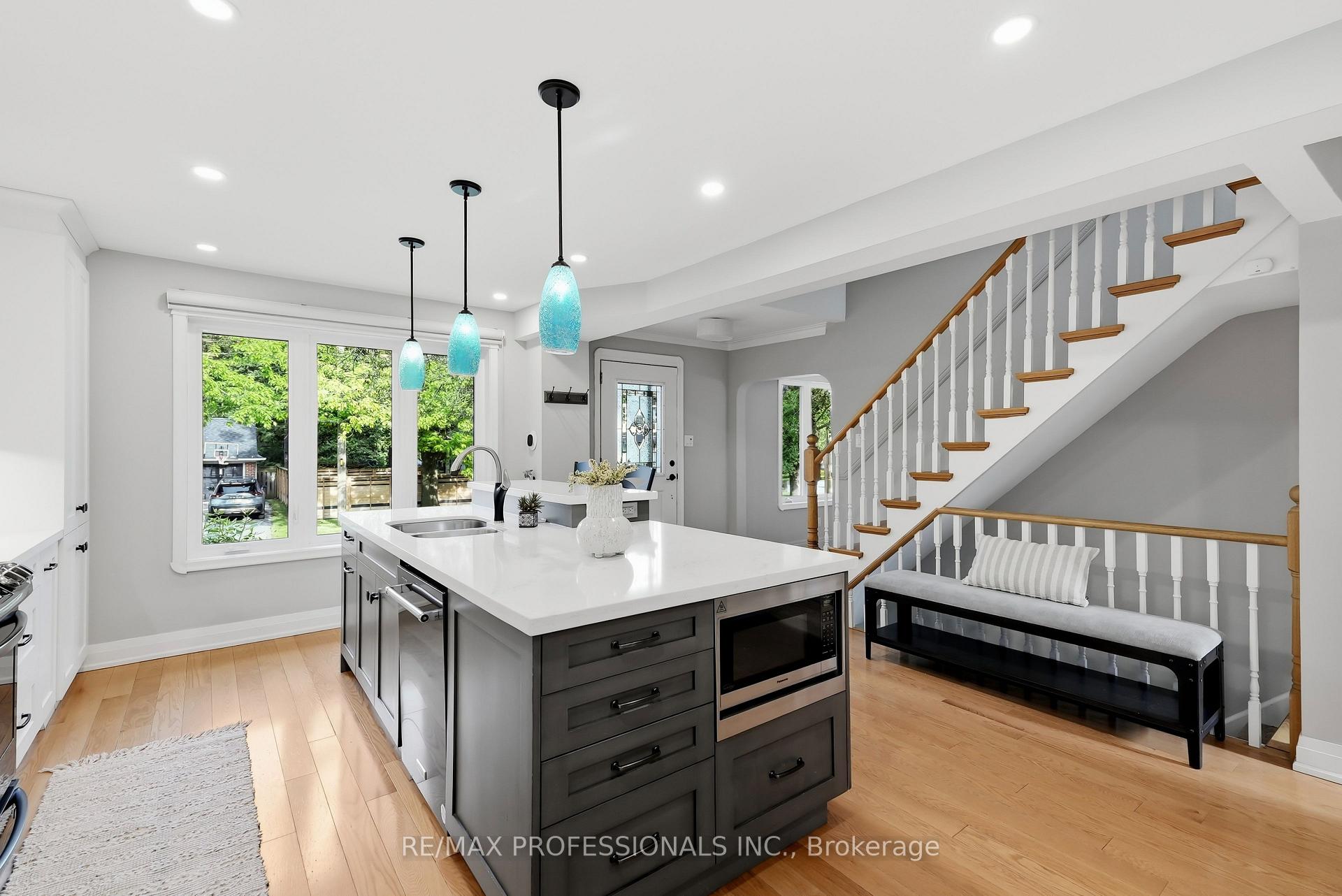 Photo 21 of 38 Ballacaine Drive, Etobicoke, Stonegate-Queensway — HOMEH