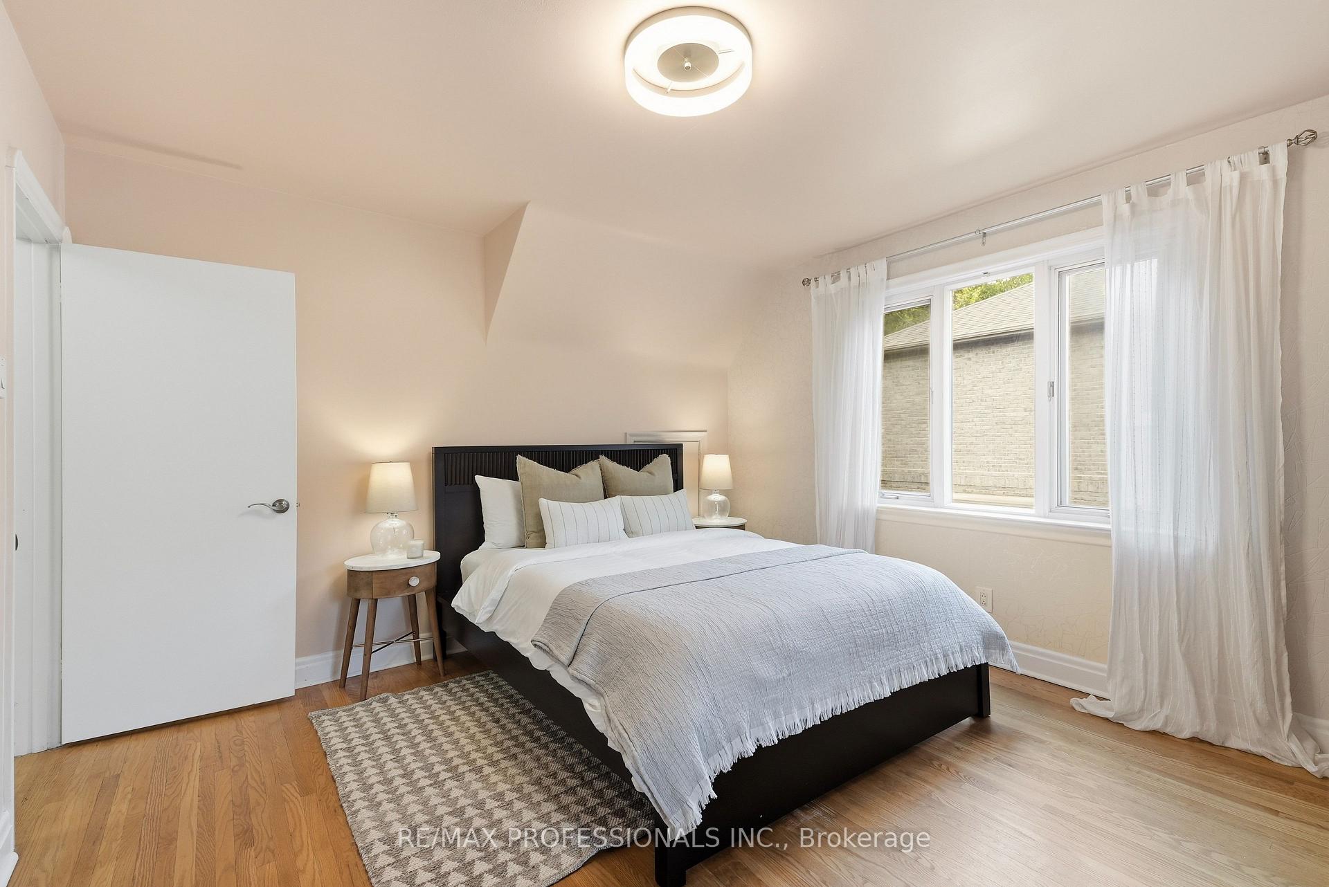 Photo 31 of 38 Ballacaine Drive, Etobicoke, Stonegate-Queensway — HOMEH