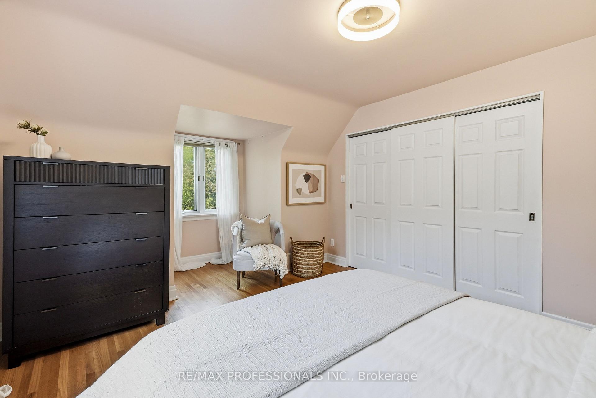 Photo 33 of 38 Ballacaine Drive, Etobicoke, Stonegate-Queensway — HOMEH